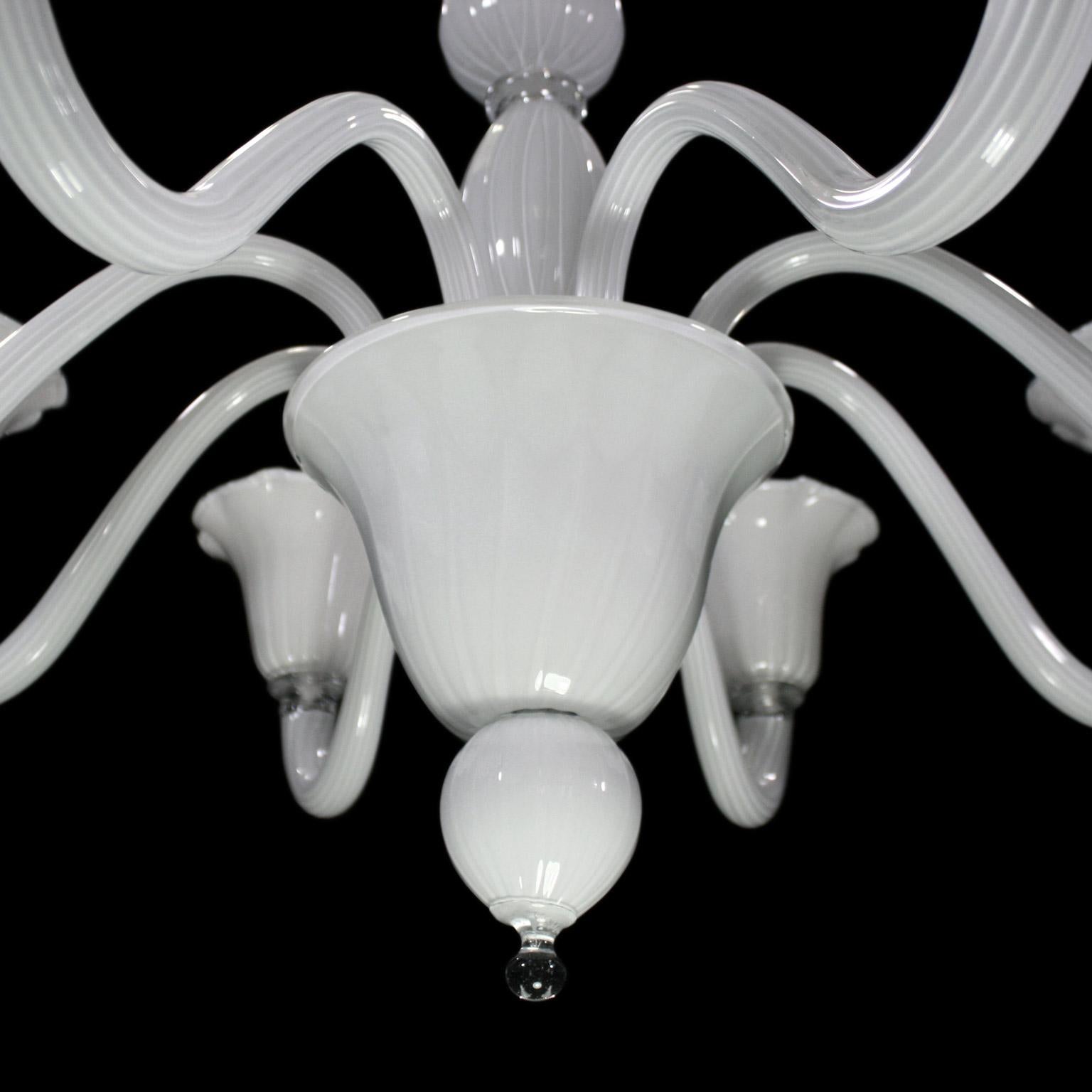 Bellepoque 364 from the Timeless collection is a chandelier that evokes the atmosphere of the beginning of the 19th century. The cups recall floral elements, thus giving to this product a peculiar lightness of volumes, even in the multi-tiered