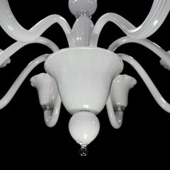 Lampadario a 8 bracci con coppe floreali in vetro di Murano incamiciato bianco di Multiforme