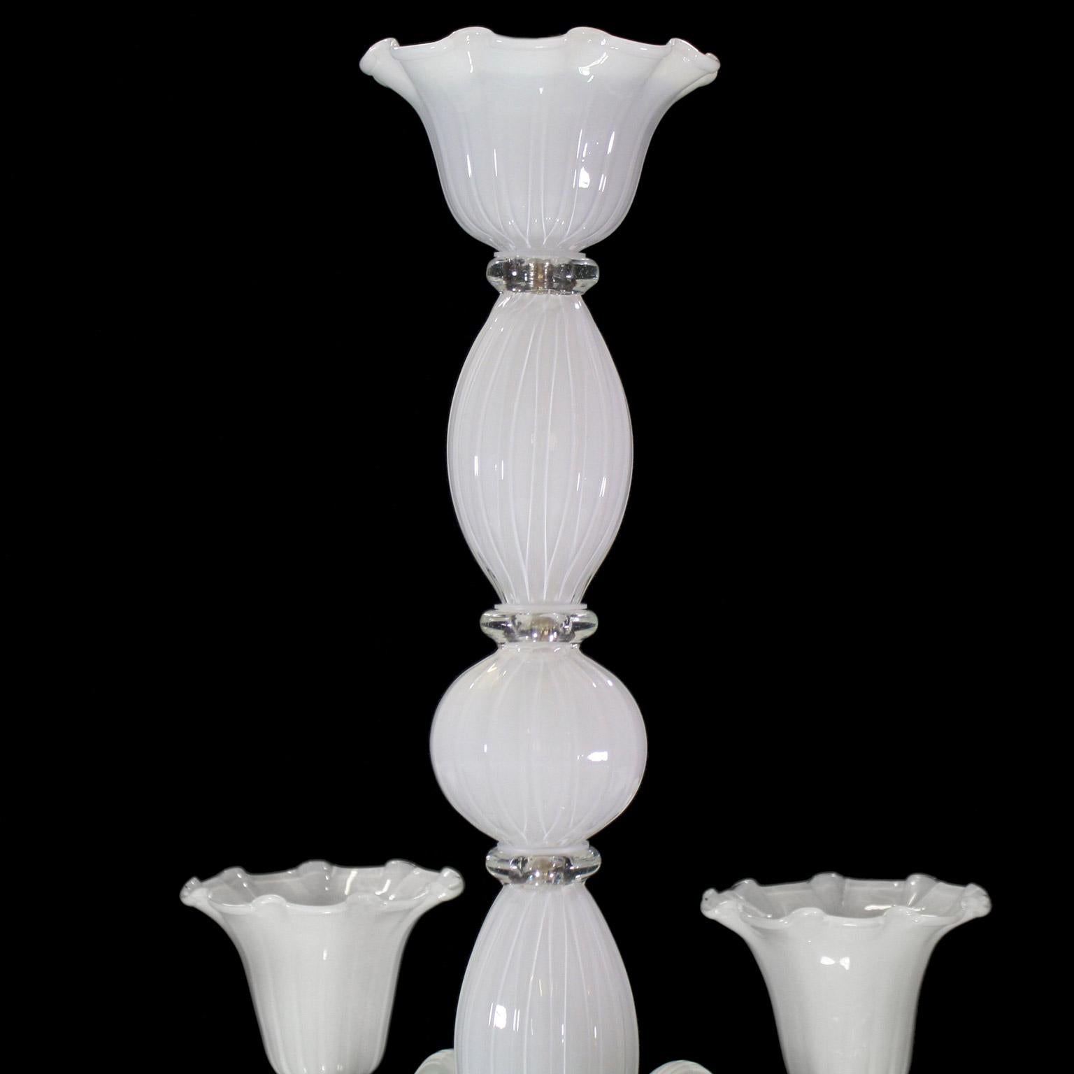 Kronleuchter mit 8 Armen und floralen Bechern aus weißem Muranoglas von Multiforme  (Italienisch) im Angebot