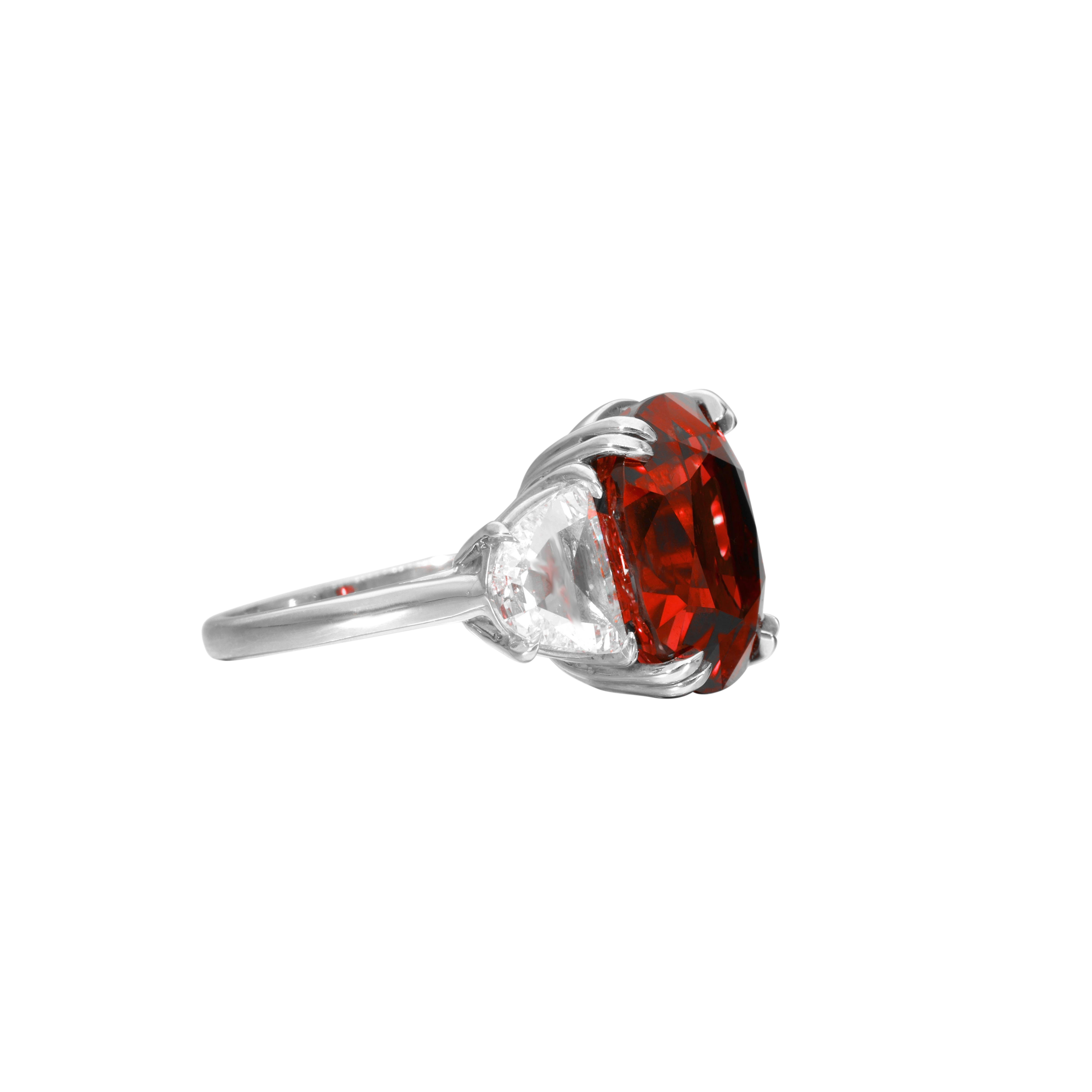 Anello di diamanti con rubino del Mozambico certificato Bellerophon da 5 carati! Questo pezzo eccezionale è caratterizzato da uno splendido rubino centrale  che mostra una notevole chiarezza e brillantezza del colore, completata da due squisiti
