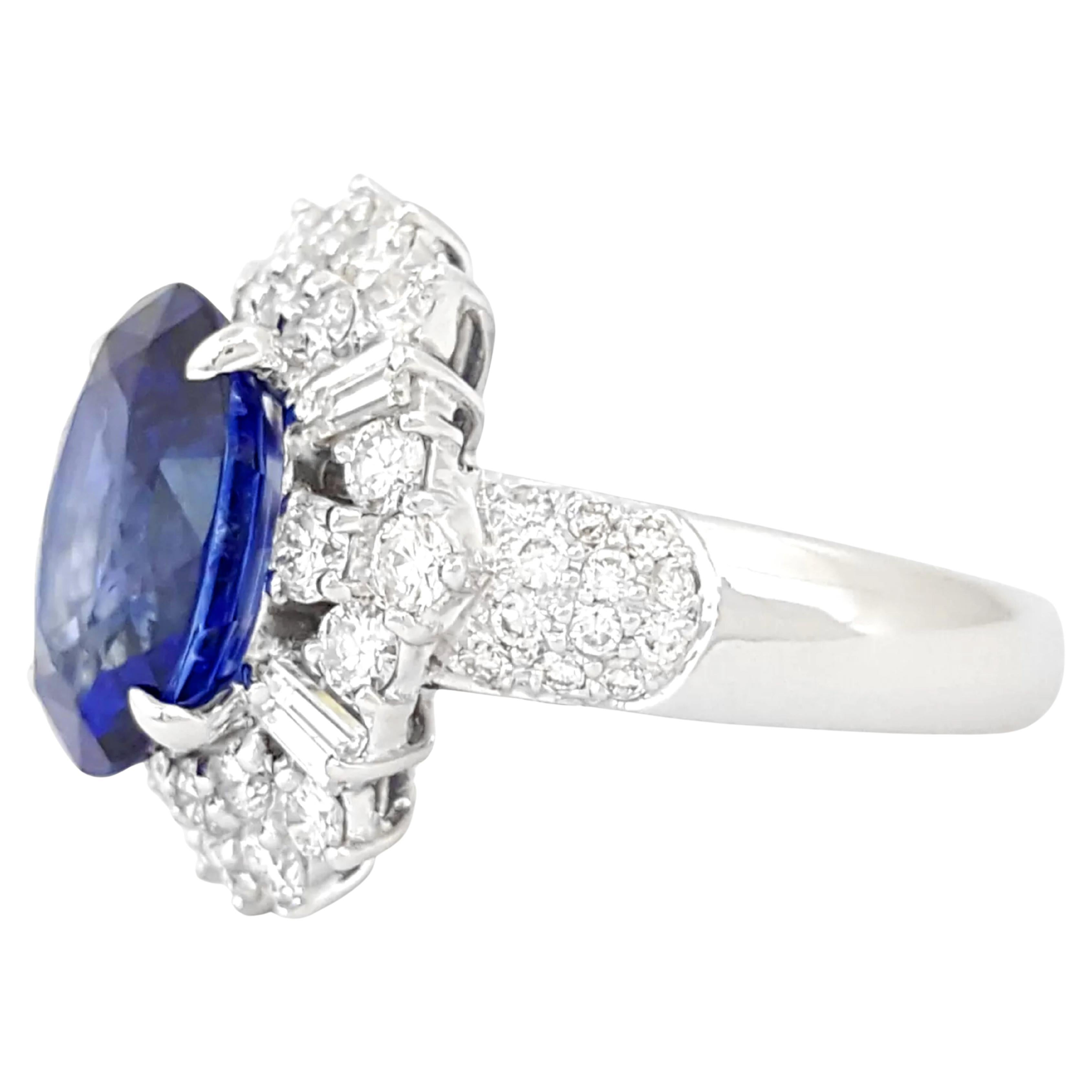 L'anello è realizzato in oro bianco 18 carati.  Presenta una splendida pietra centrale, uno zaffiro naturale Ceylon Heated Oval Cut IntenseBlue da 5 carati, di dimensioni 11,91 x 8,93.  mm. Lo zaffiro presenta un colore blu intenso con un'ottima