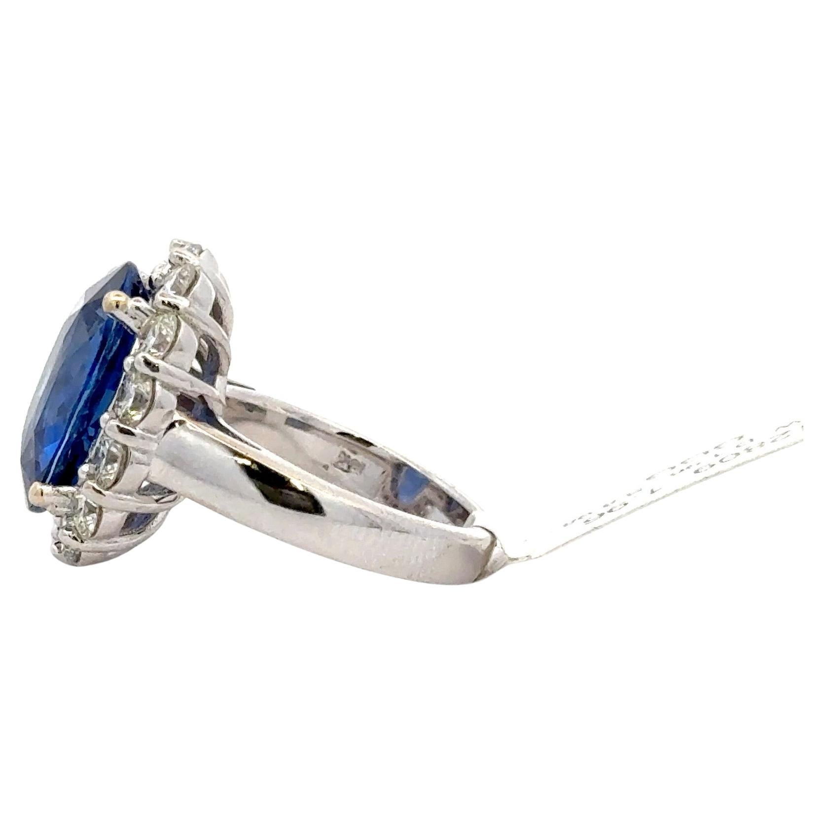 Bellerophon Anello ovale con zaffiro blu di Ceylon Vivid Diamonds 10,94 carati 18KT In condizioni Nuovo in vendita a New York, NY