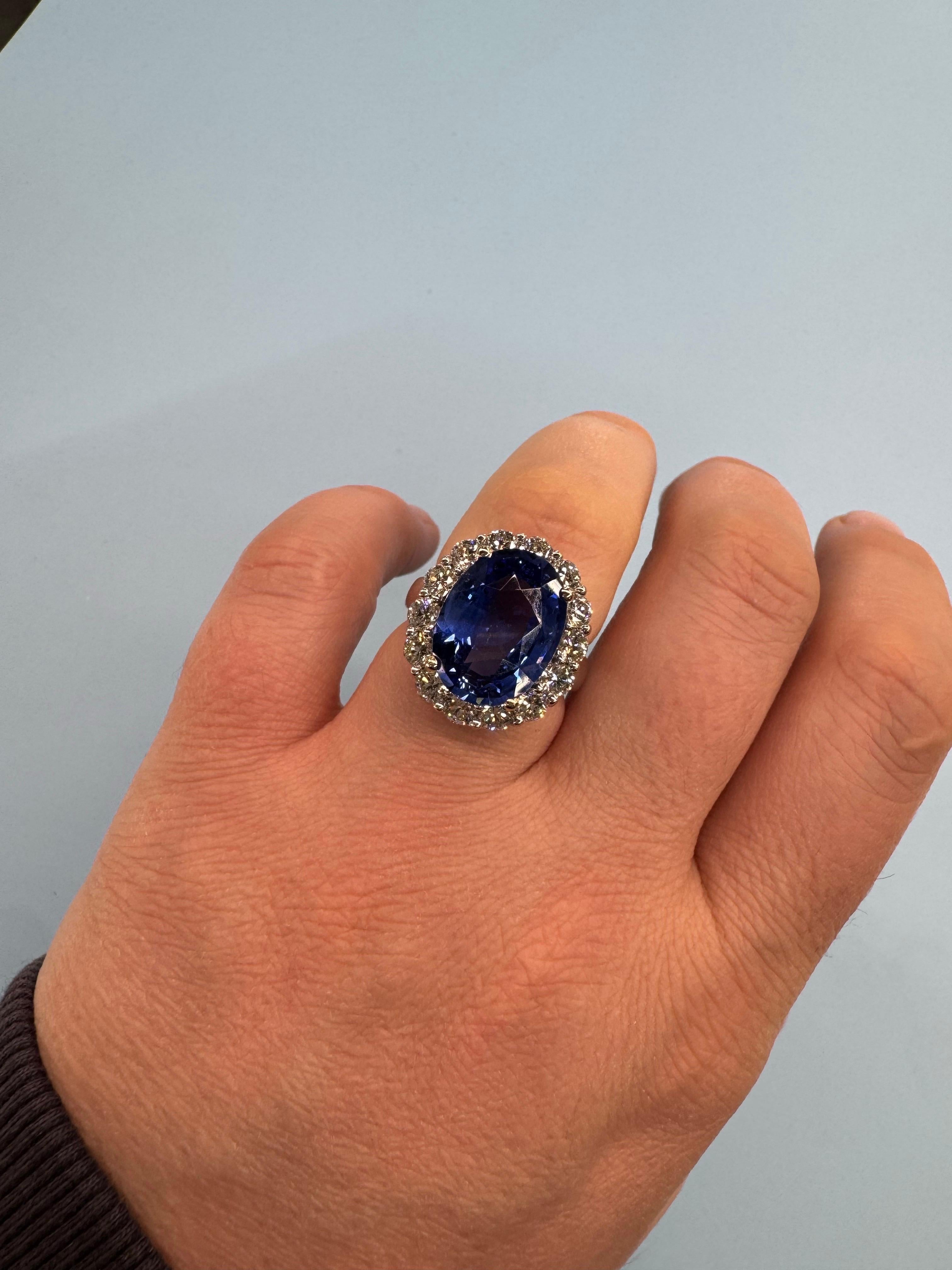Bellerophon Anello ovale con zaffiro blu di Ceylon Vivid Diamonds 10,94 carati 18KT in vendita 1