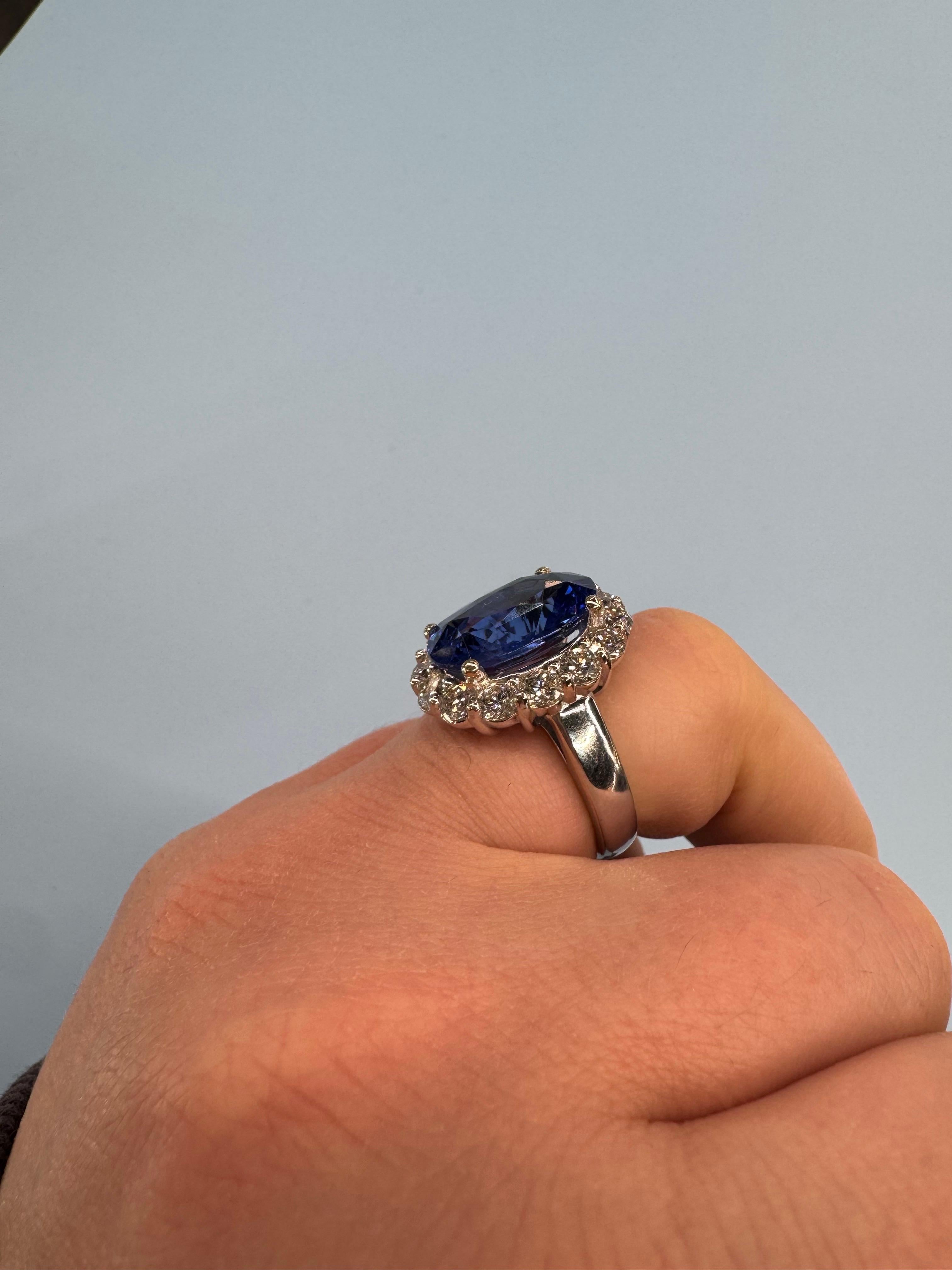 Bellerophon Anello ovale con zaffiro blu di Ceylon Vivid Diamonds 10,94 carati 18KT in vendita 2