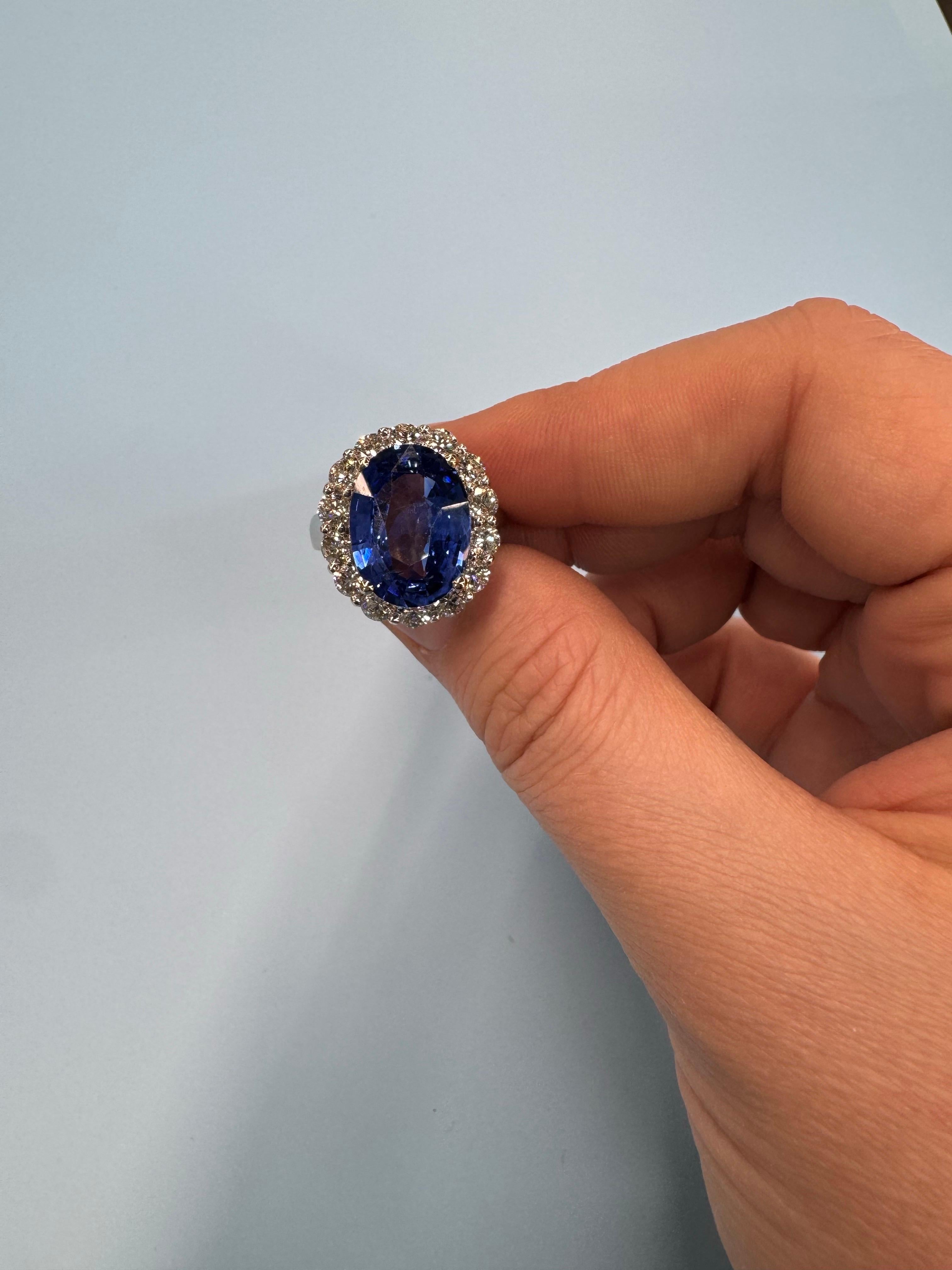 Bellerophon Anello ovale con zaffiro blu di Ceylon Vivid Diamonds 10,94 carati 18KT in vendita 3