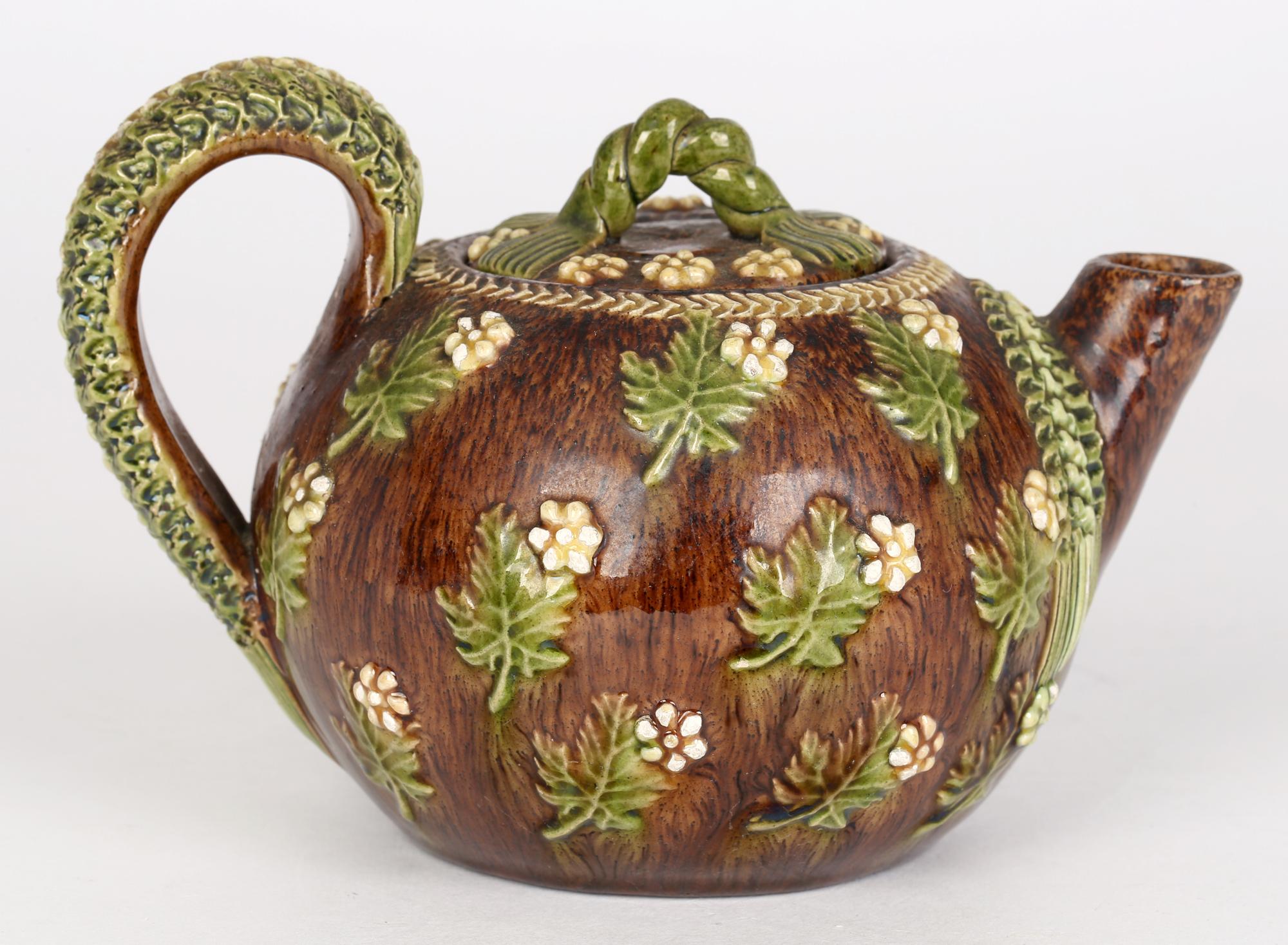 Tetera y tapa de cerámica artística con diseño floral Bellevue Rye siglo XIX en venta