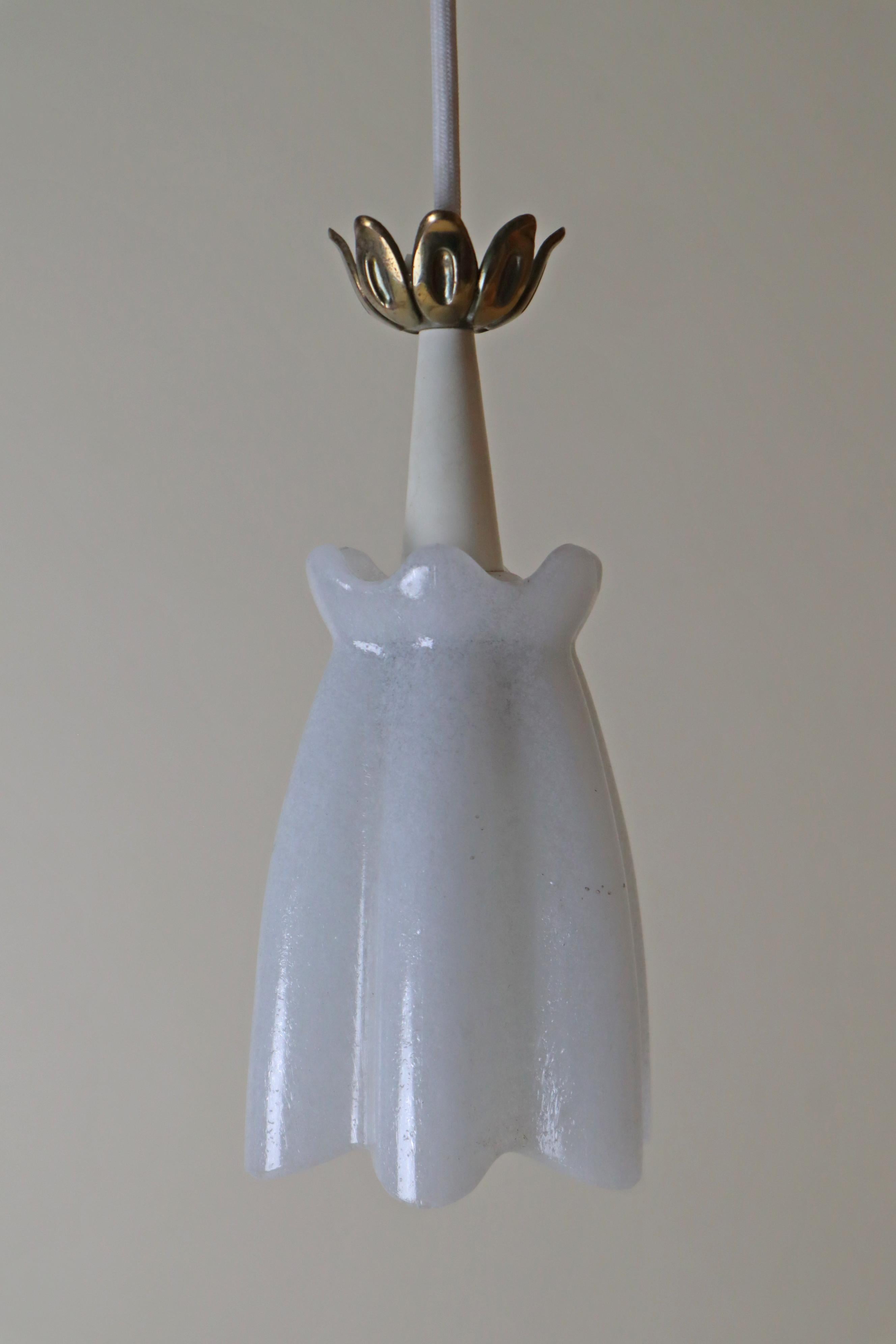 Lámpara colgante Bellflower de vidrio helado y latón, Italia Años 50 Moderno de mediados de siglo en venta