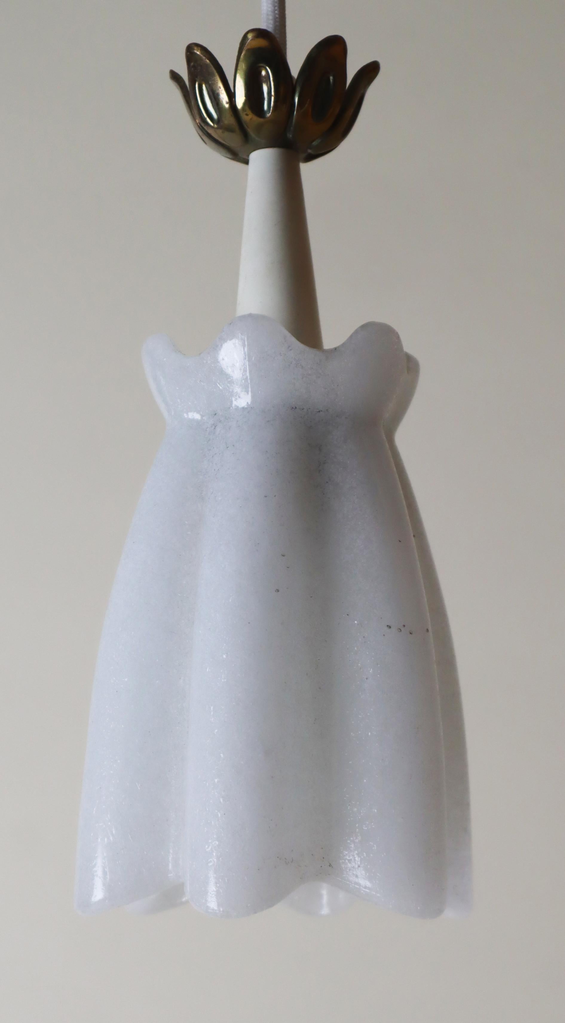 Lámpara colgante Bellflower de vidrio helado y latón, Italia Años 50 Latón en venta