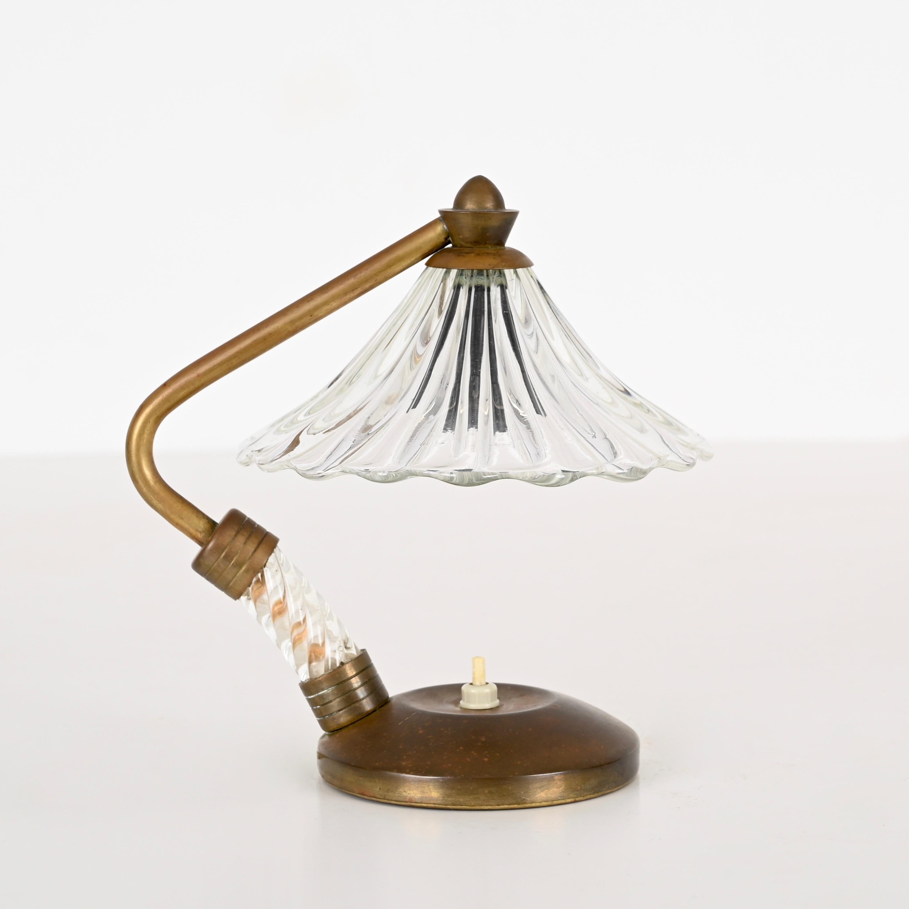 Splendida lampada da tavolo realizzata in una combinazione di vetro di Murano e ottone. Questa lampada incredibilmente elegante è stata disegnata da Ercole Barovier e realizzata in Italia nei primi anni '40.  

Il paralume di questa lampada