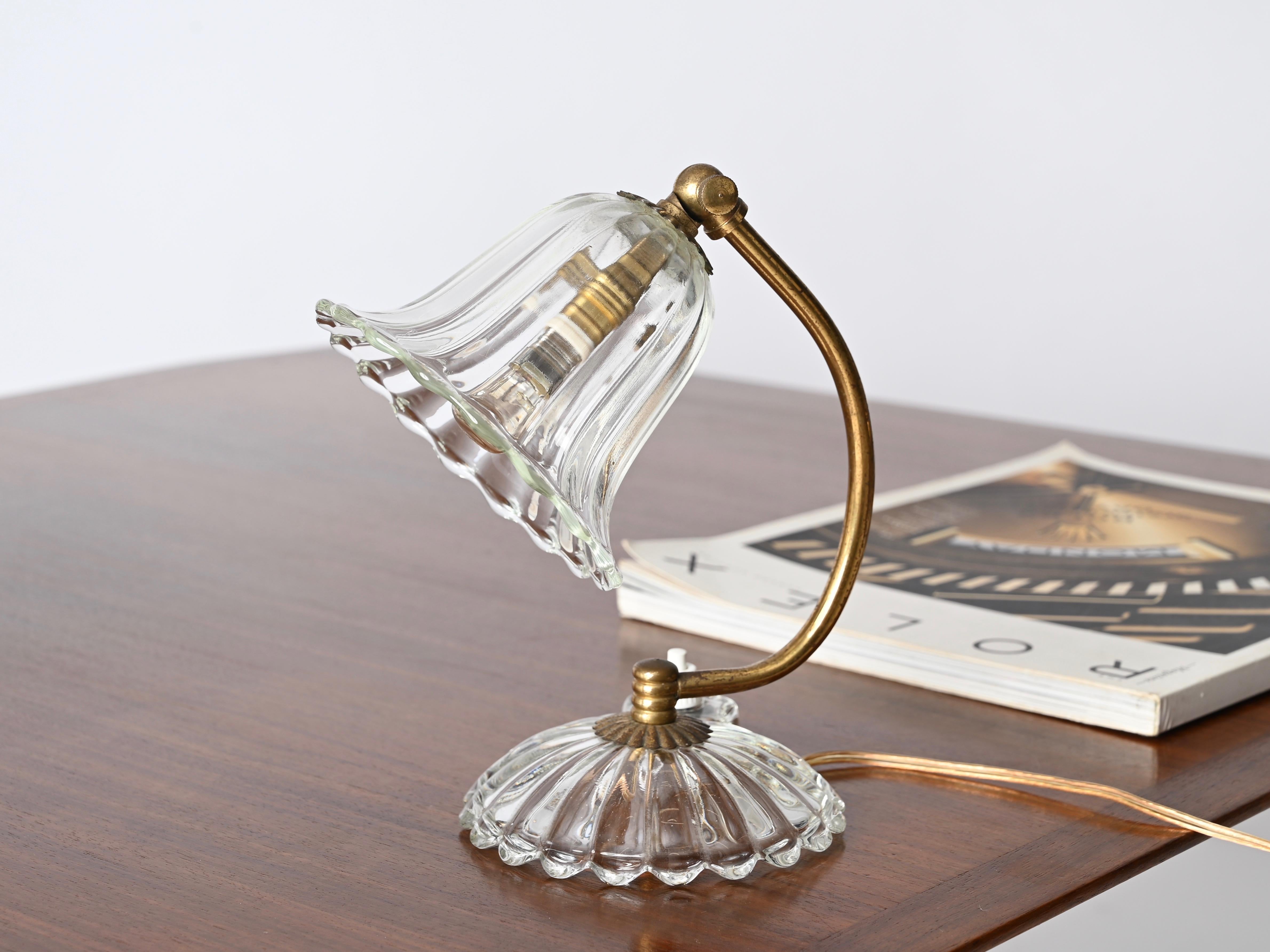 Wunderschöne Murano-Tischlampe aus einer atemberaubenden Kombination von mundgeblasenem Glas und Messing. Diese unglaublich elegante Lampe wurde von Ercole Barovier entworfen und in den frühen 40er Jahren in Italien hergestellt.  

In spektakulärem