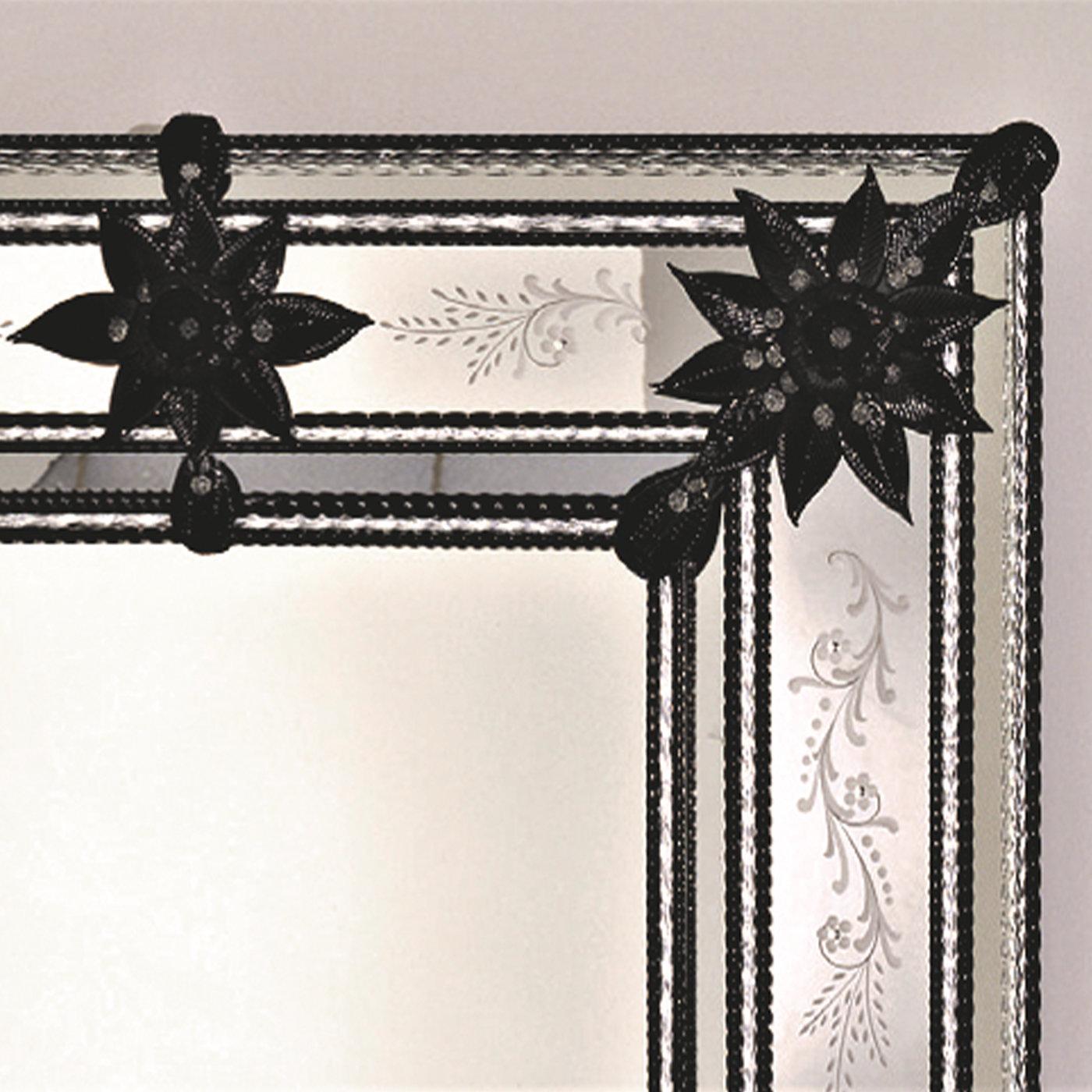 Miroir de style vénitien fabriqué en verre de Murano et gravé à la main. Le miroir présente des feuilles et des fleurs noires en verre.