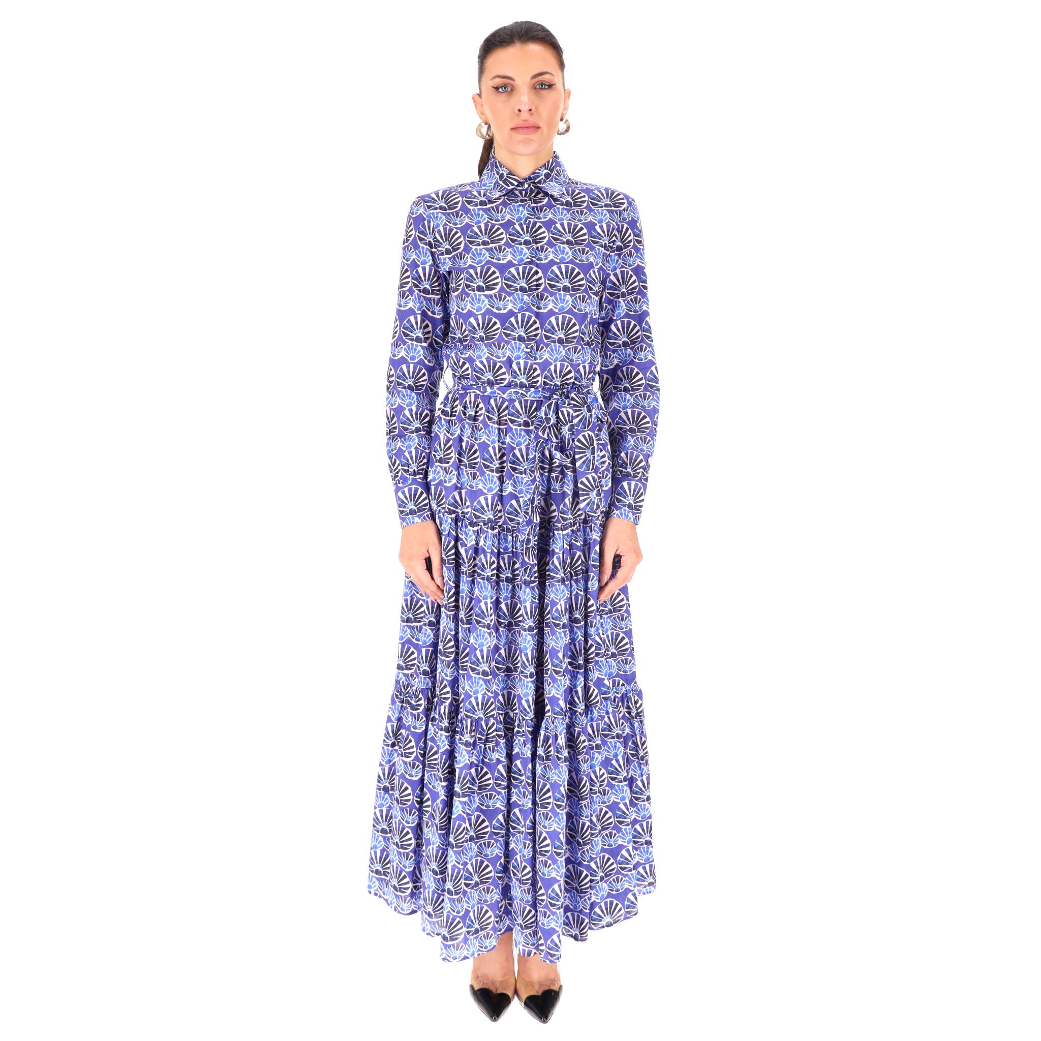 Bellini - Maxi abito a camicia in cotone stampato a righe in conchiglie

Maxi abito blu con stampa all-over e cintura da annodare in vita

Realizzato in voile di cotone super leggero, presenta una scollatura con colletto, chiusura centrale con