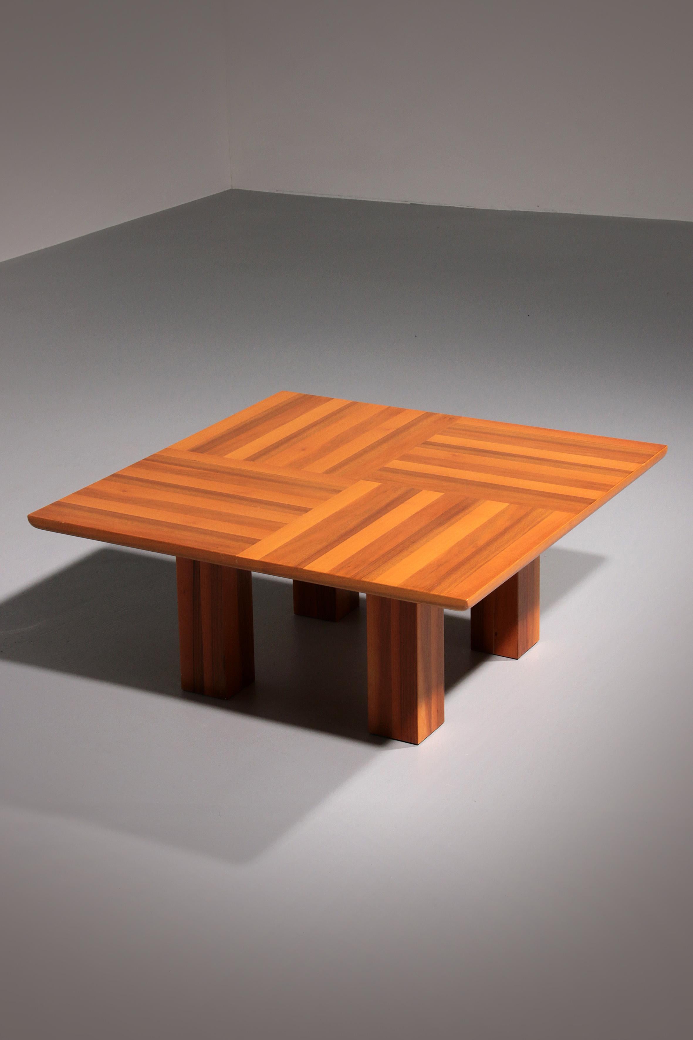 En el corazón de Milán, en un elegante y acogedor salón, se erigía una obra maestra del diseño: una mesa de centro cuadrada de Mario Bellini para Cassina. Fabricada en 1970 con el mejor nogal rubio, su forma minimalista y sus robustas patas