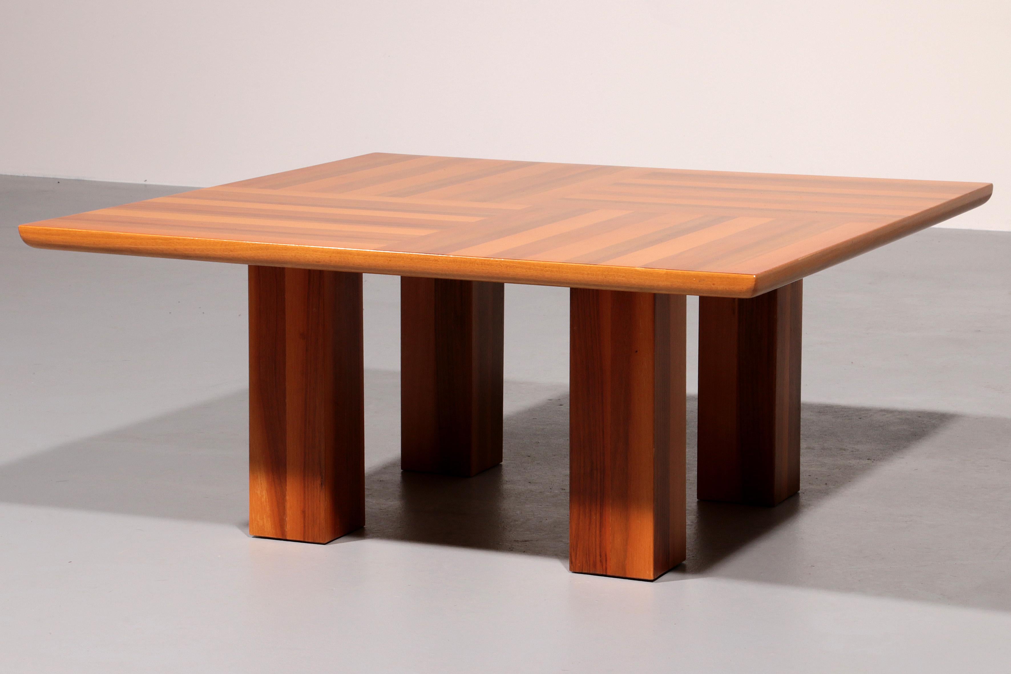 Exquisita mesa baja de nogal de Bellini: una obra maestra del modernismo italiano 197 Italiano en venta