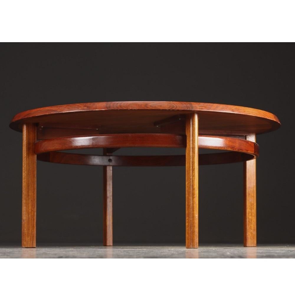 This Bellis coffee table was designed by Tobjorn Afdal in the 1960s for Bruksbo. It is a very functional coffee table, measuring 50cm high and 107cm in diameter. Made of rosewood and mahogany, it has a gorgeous appearance thanks to the rich grain of