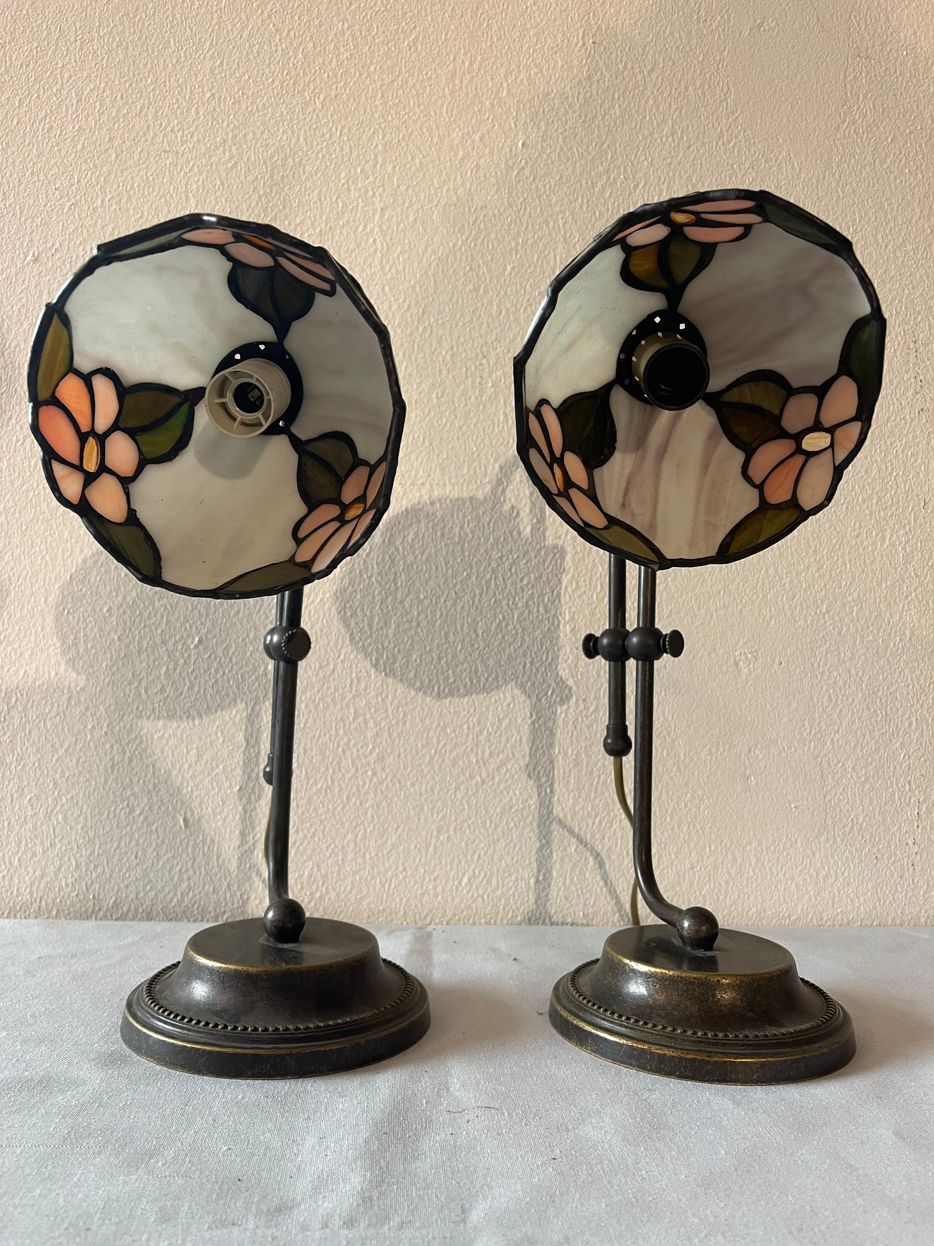 Beautiful Pair of tiffany style table lamp with glass floreal mosaic For Sale 4