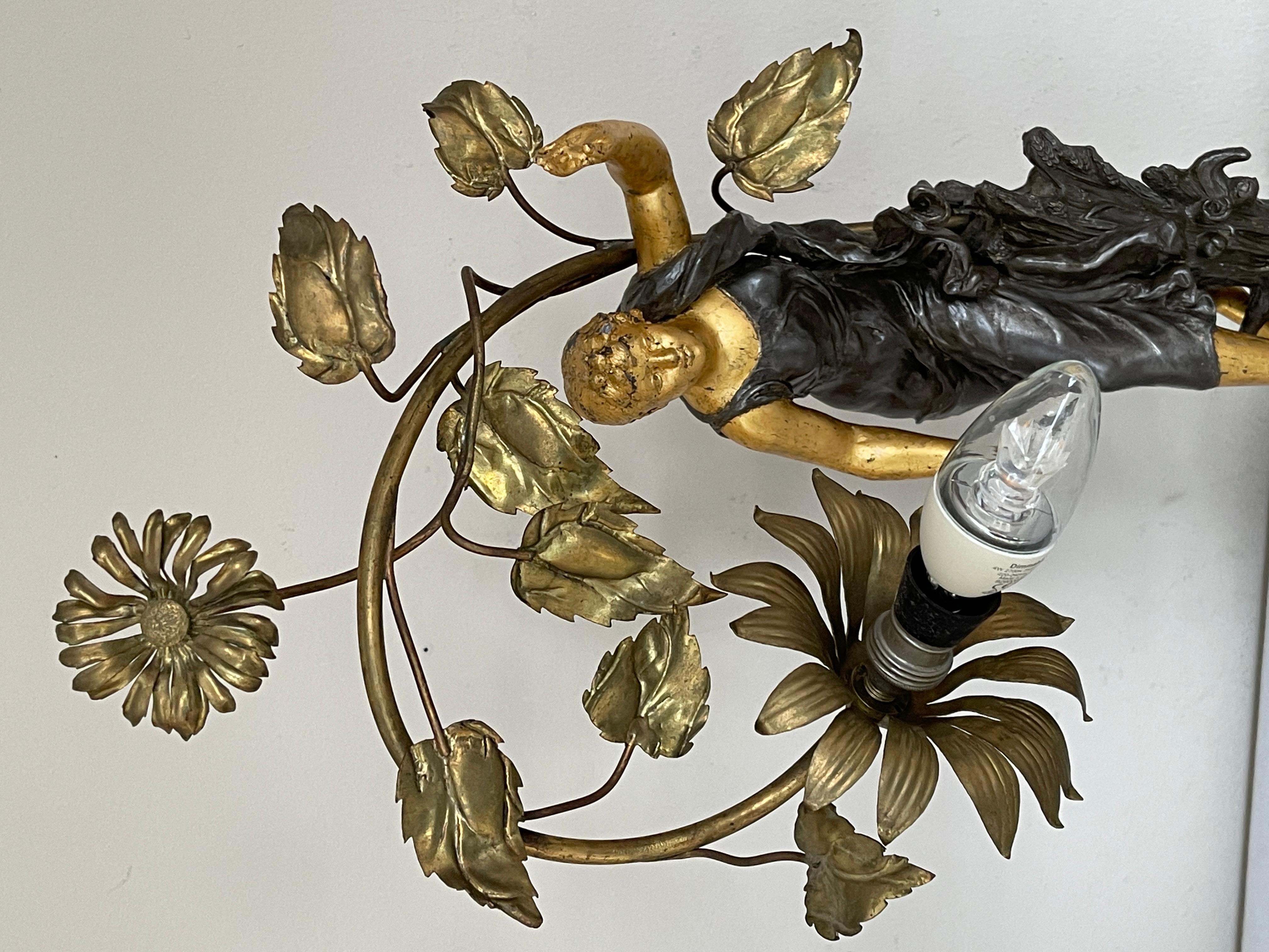 Autre Bellisima lampada da tavolo raffigurante una donna con fiori anni '40 italian en vente