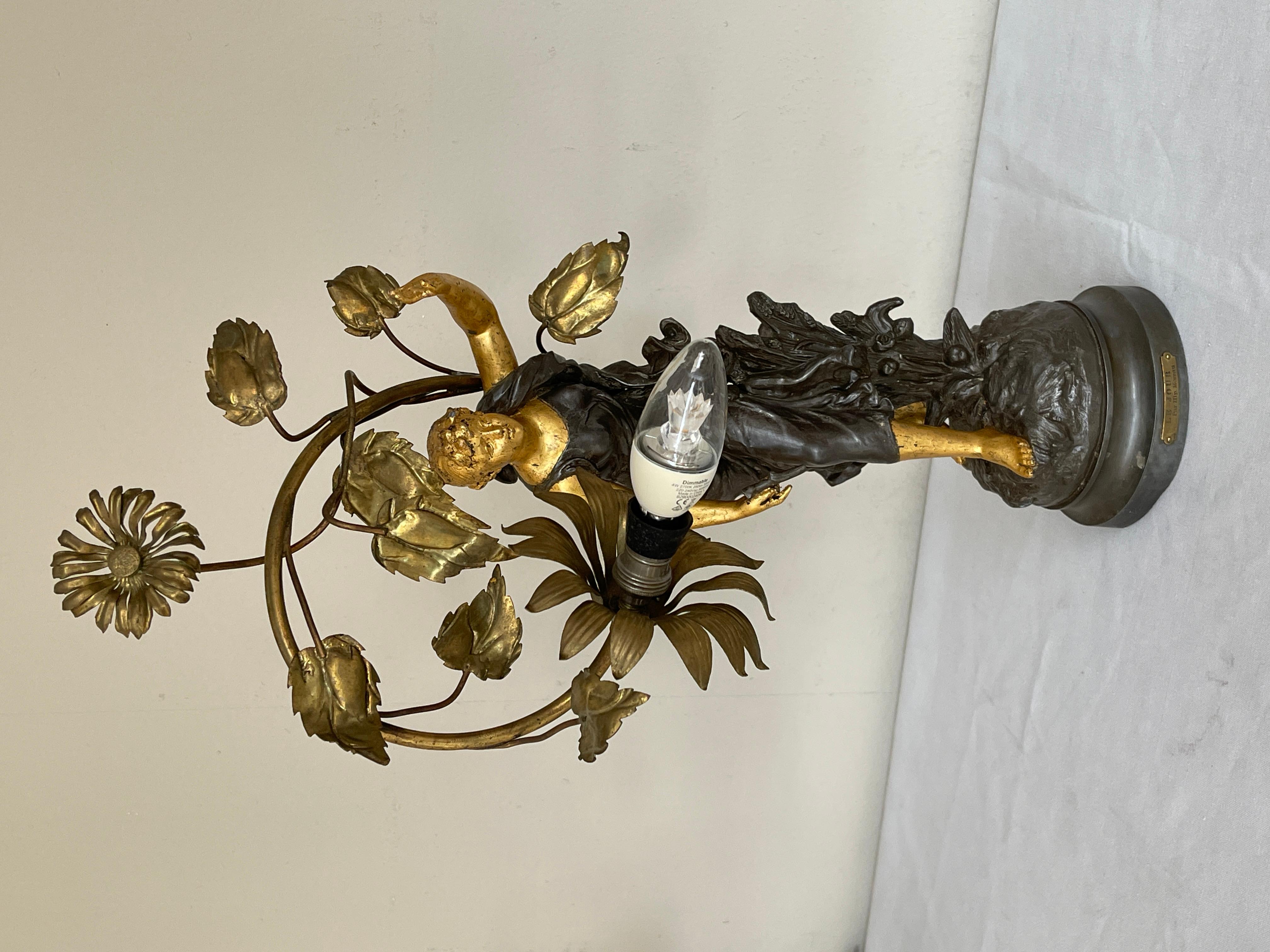 20th Century Bellisima lampada da tavolo raffigurante una donna con fiori anni '40 italian en vente