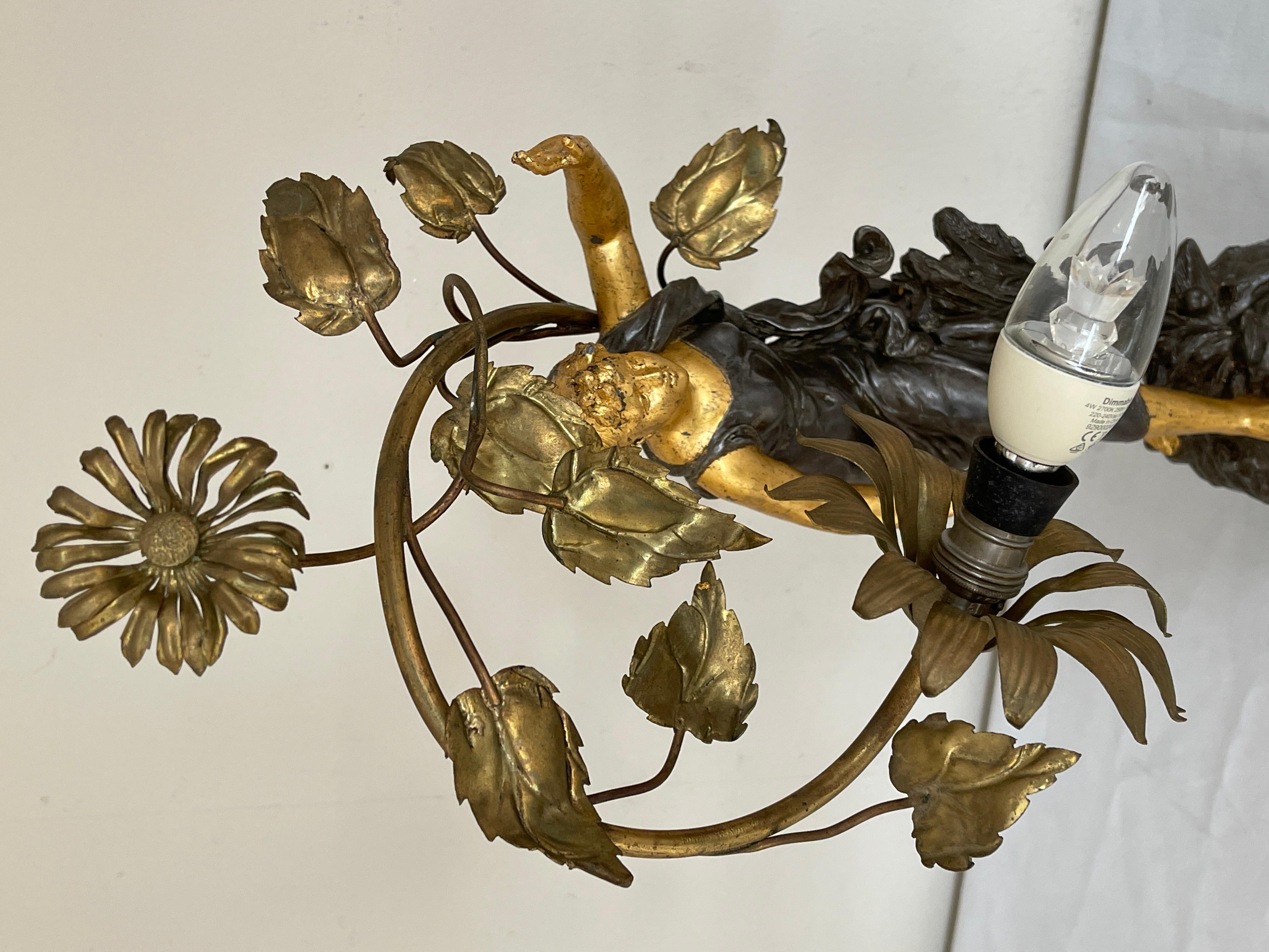 Bronze Bellisima lampada da tavolo raffigurante una donna con fiori anni '40 italian en vente