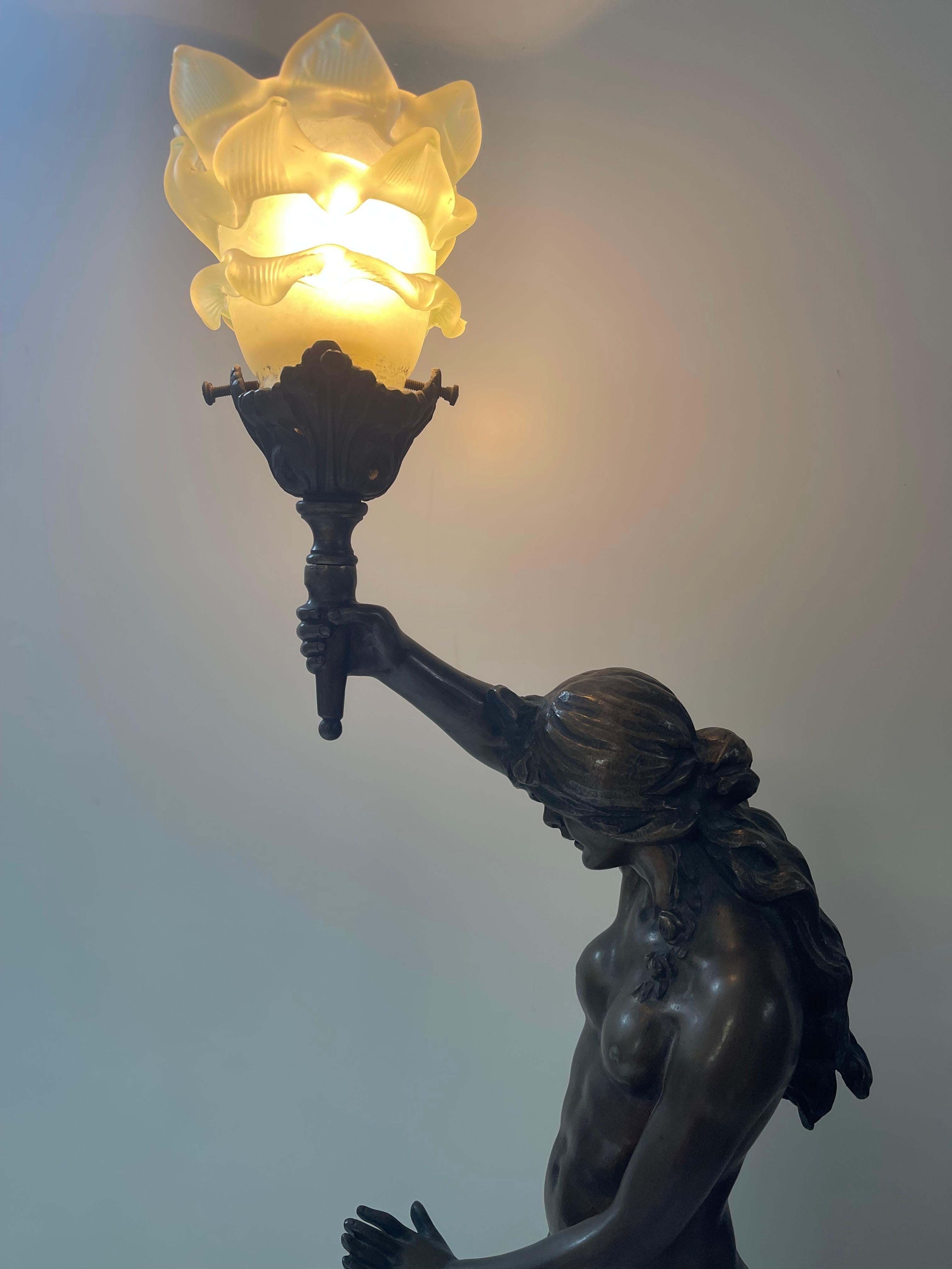 Autre Magnifique lampe statue féminine en bronze des années 70 en vente