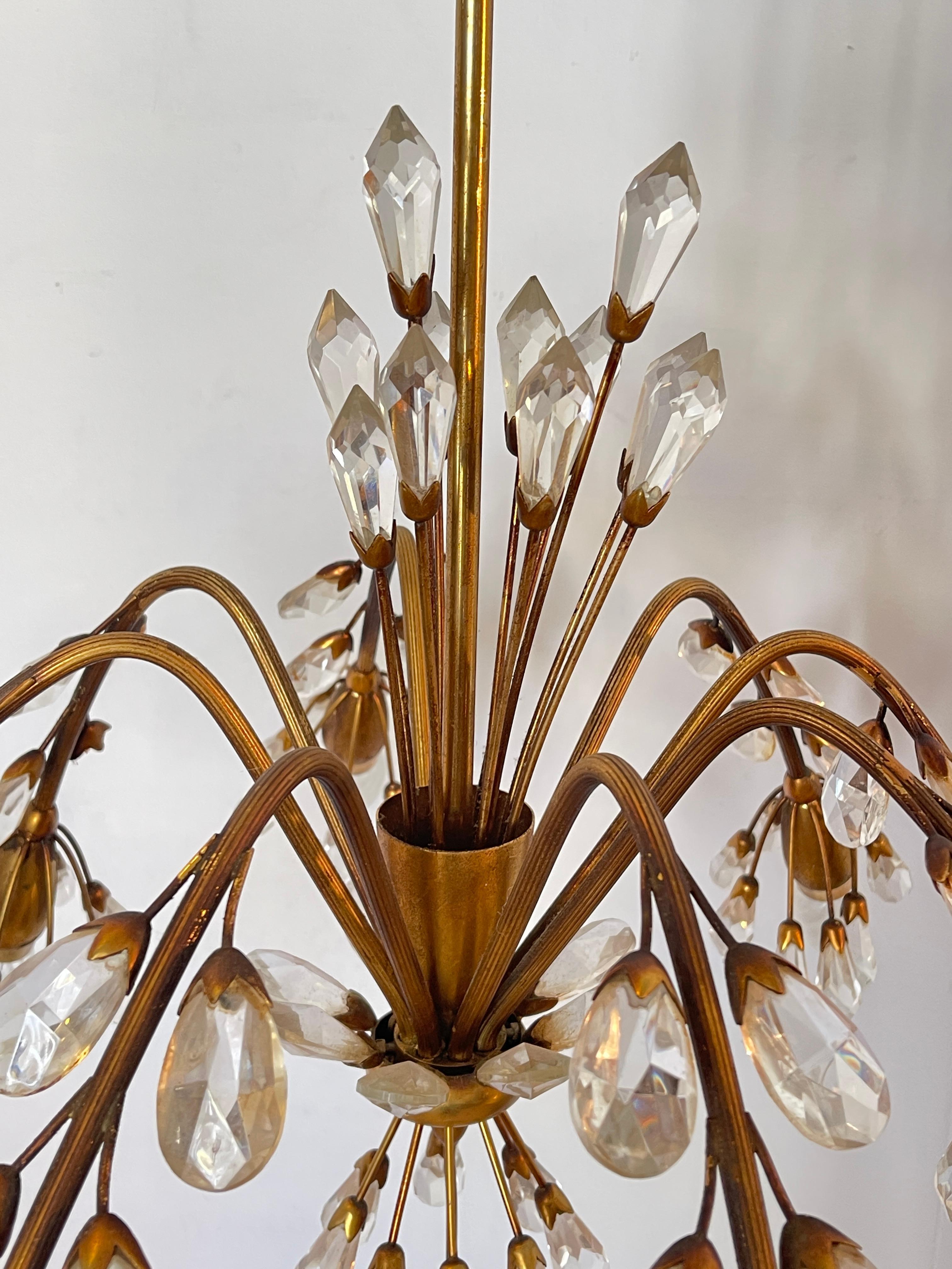 Bellisimo lampadario vintage in ottone e gocce di vetro anni '50 italian Otro en venta