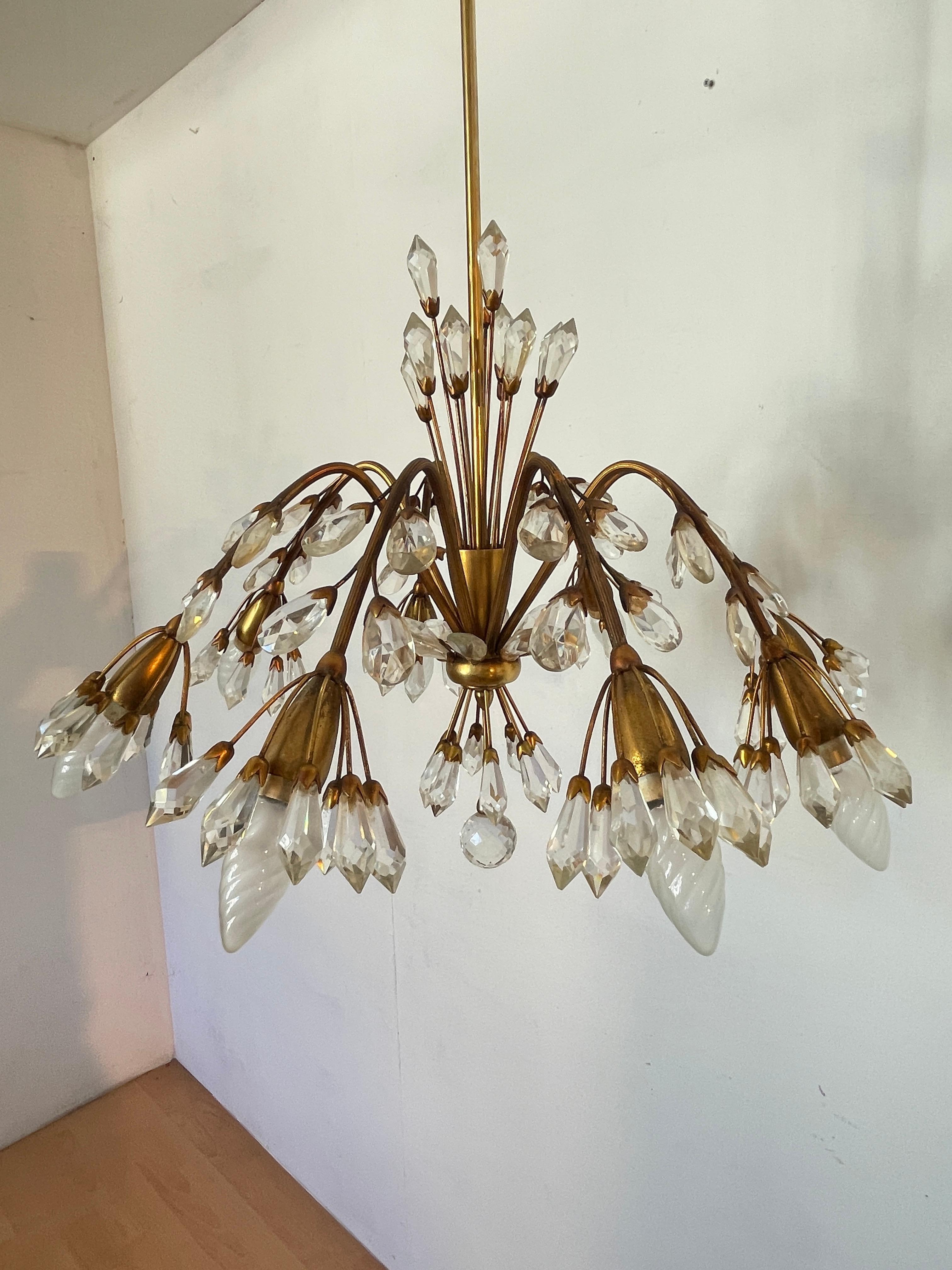 Bellisimo lampadario vintage in ottone e gocce di vetro anni '50 italian Bronce en venta