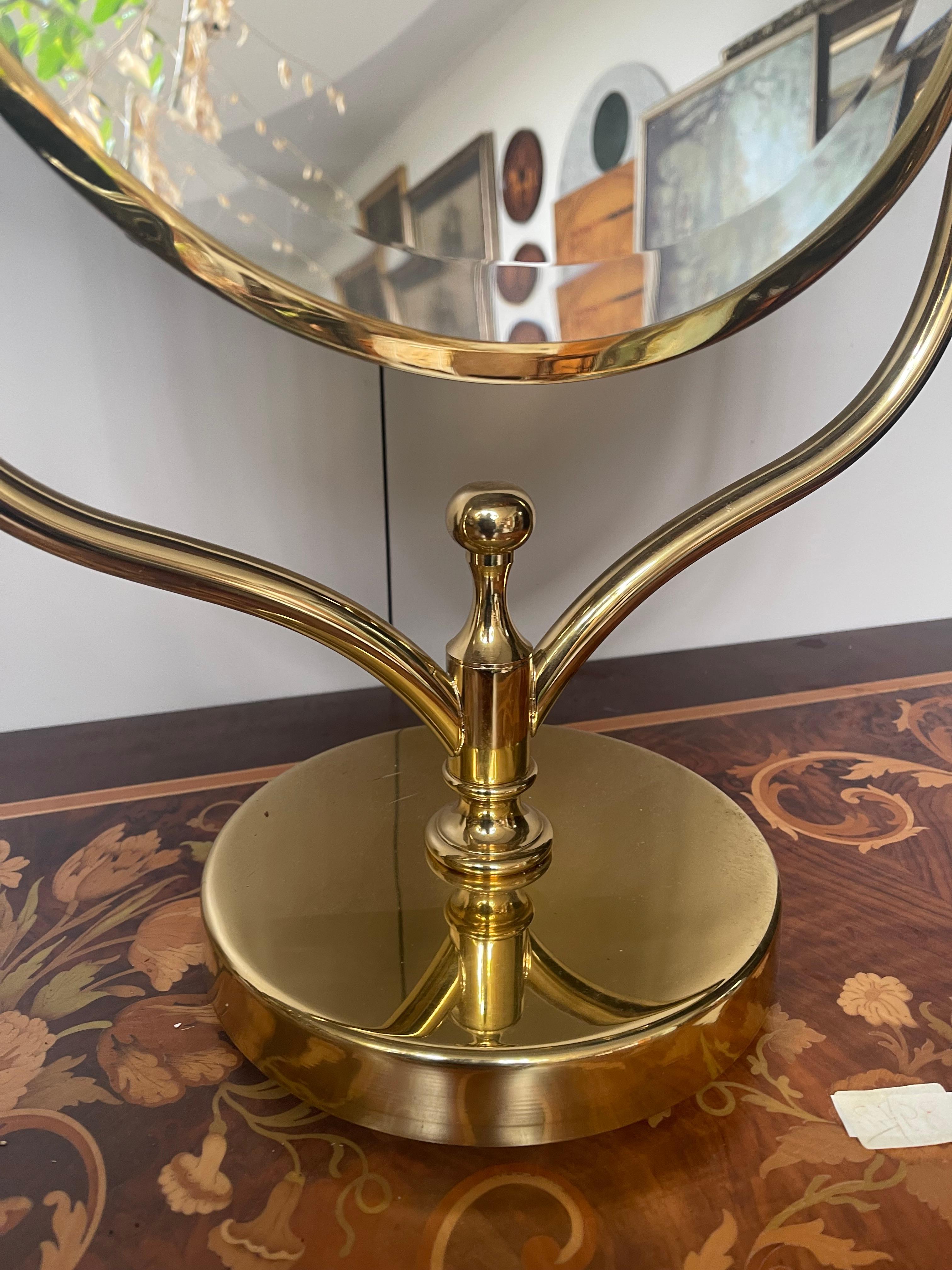Magnifique miroir de table en laiton 
Collection privée Souris de Domenico Rugiano