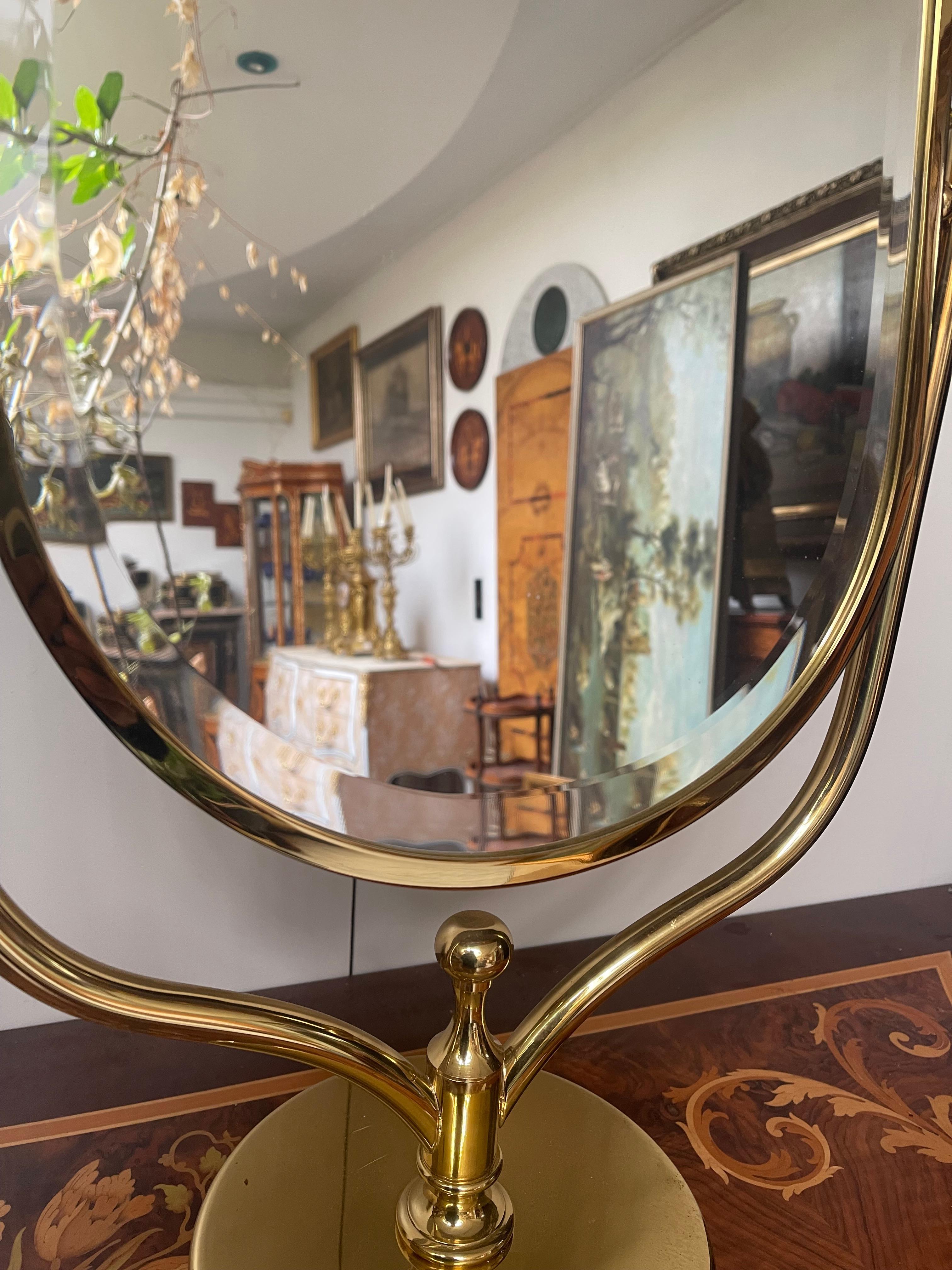 Laiton Magnifique miroir de table en laiton  en vente