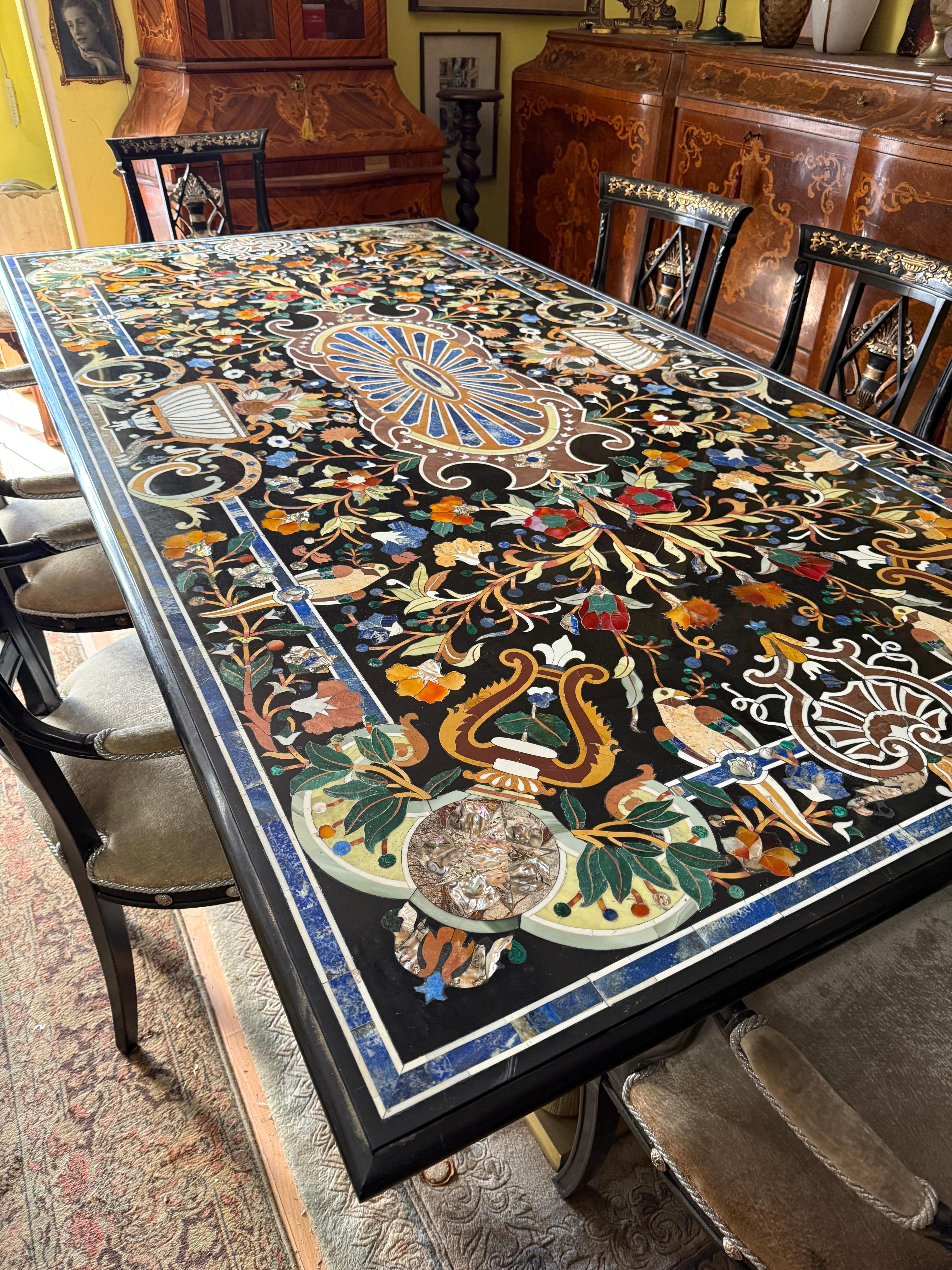 Altro Bellisimo set Tavolo da pranzo settecento con intarsi in marmo stile firenze  XX in vendita