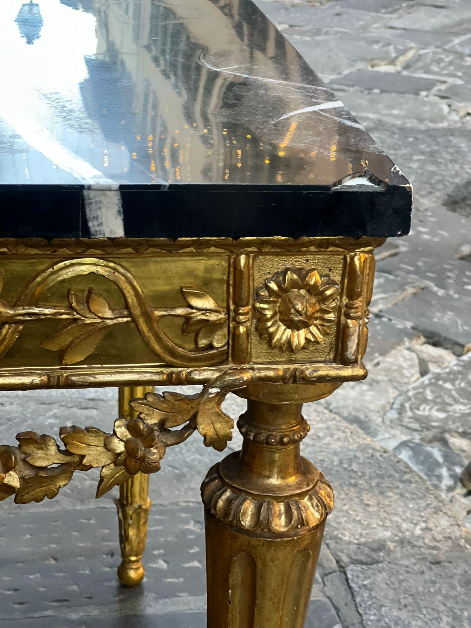 Italian Bellissima consolle in legno dorata ed intagliata XVIII secolo 
