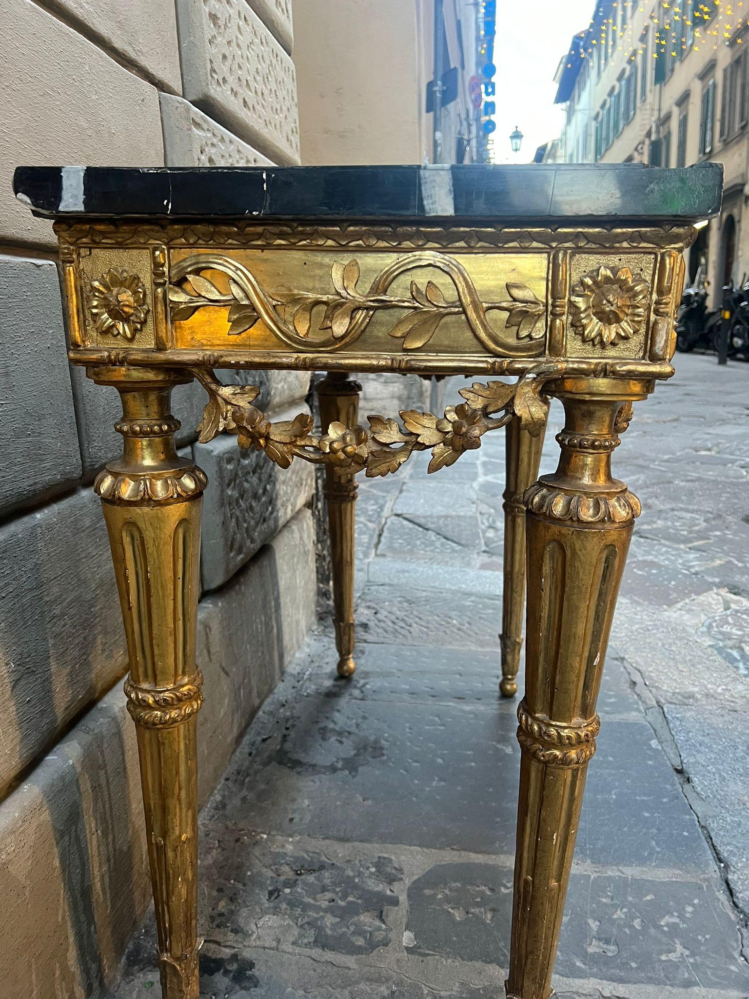 Carved Bellissima consolle in legno dorata ed intagliata XVIII secolo 