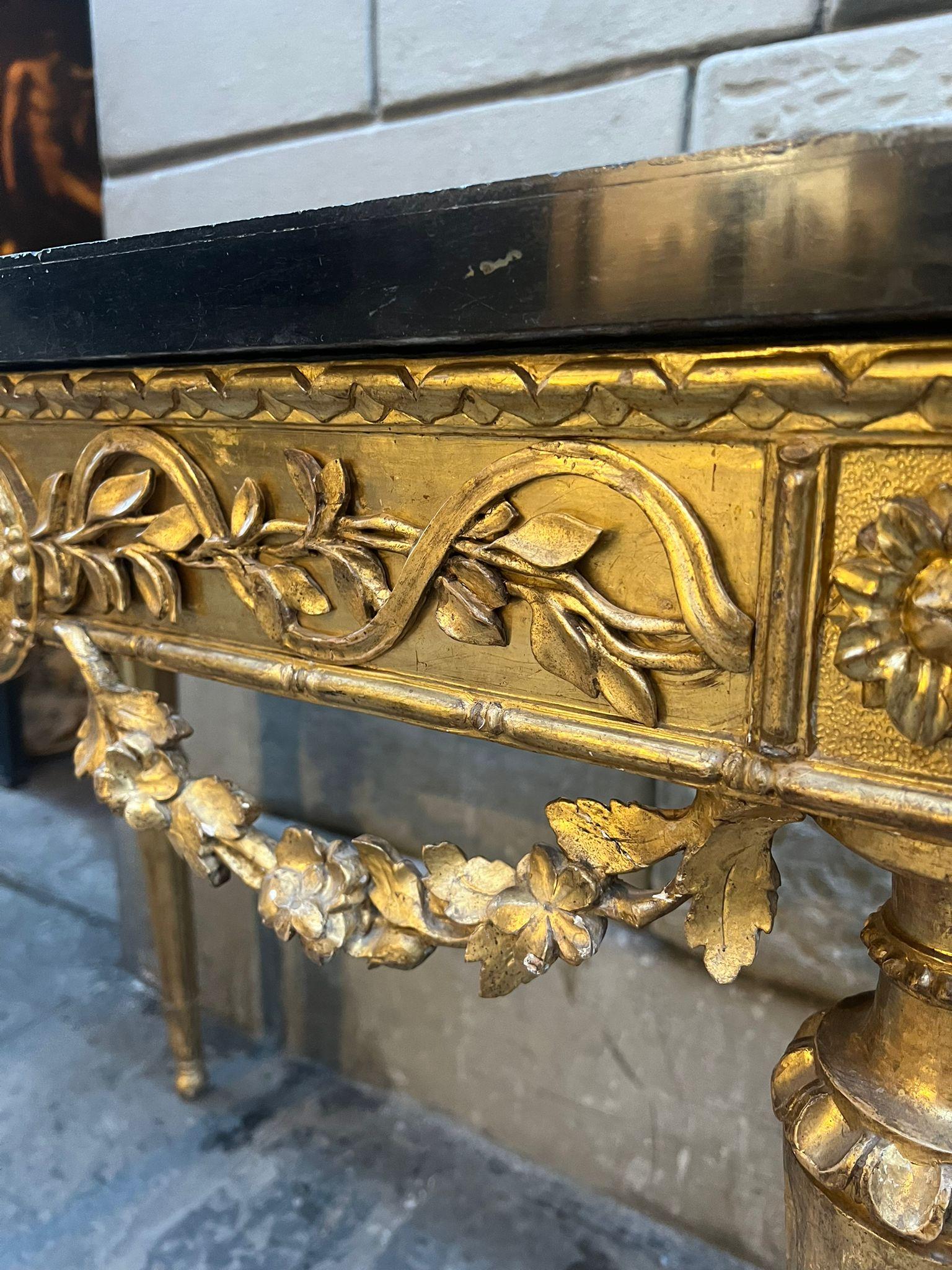 Bellissima consolle in legno dorata ed intagliata XVIII secolo  1
