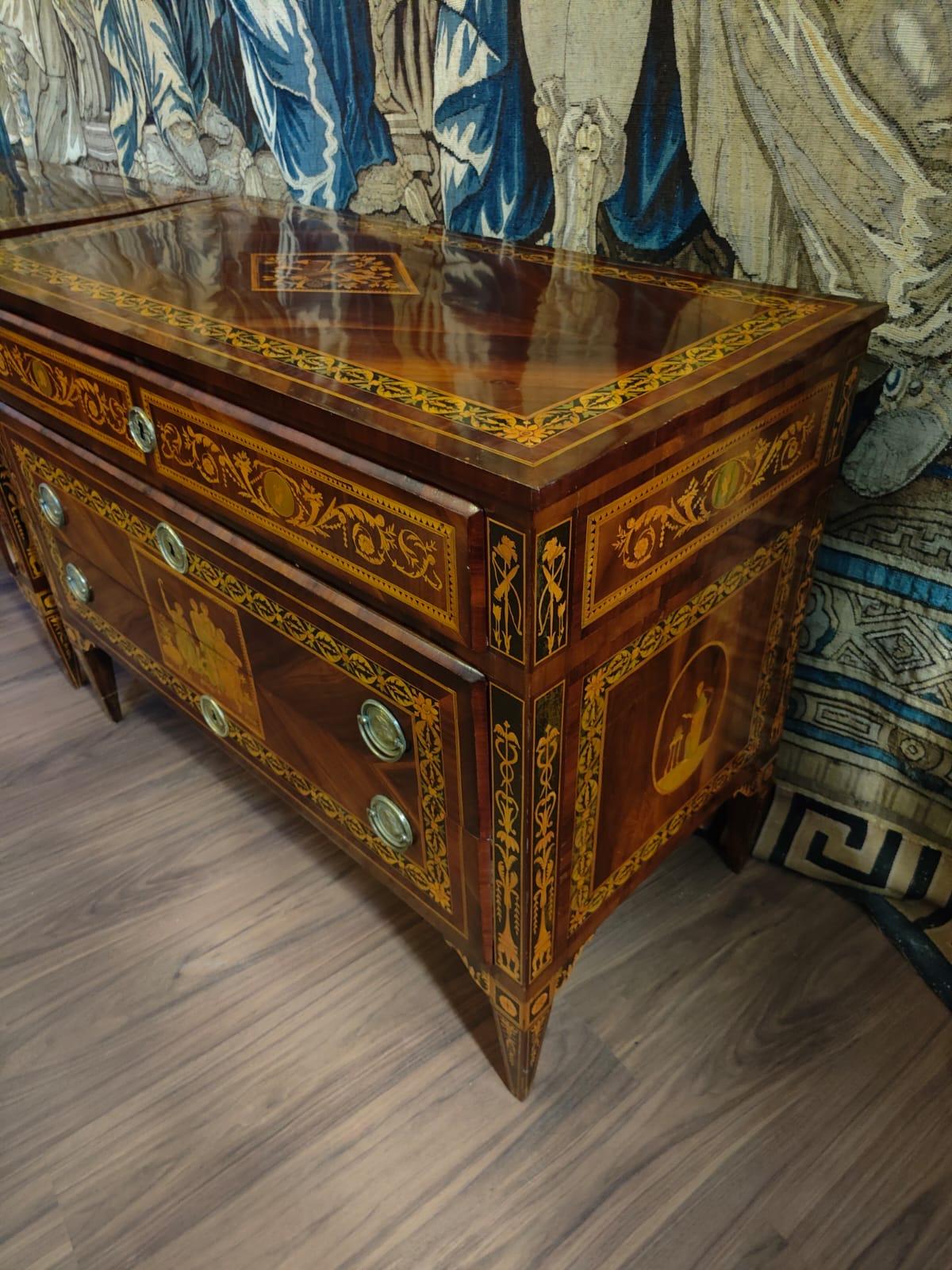 Beautiful pair of Louis XVI chests of drawers  from the school of Giuseppe Maggiolini.
This pair of chests of drawers are characterized by meticulous inlays in various woods, as can be seen from the photos the chests of drawers are inlaid in all its