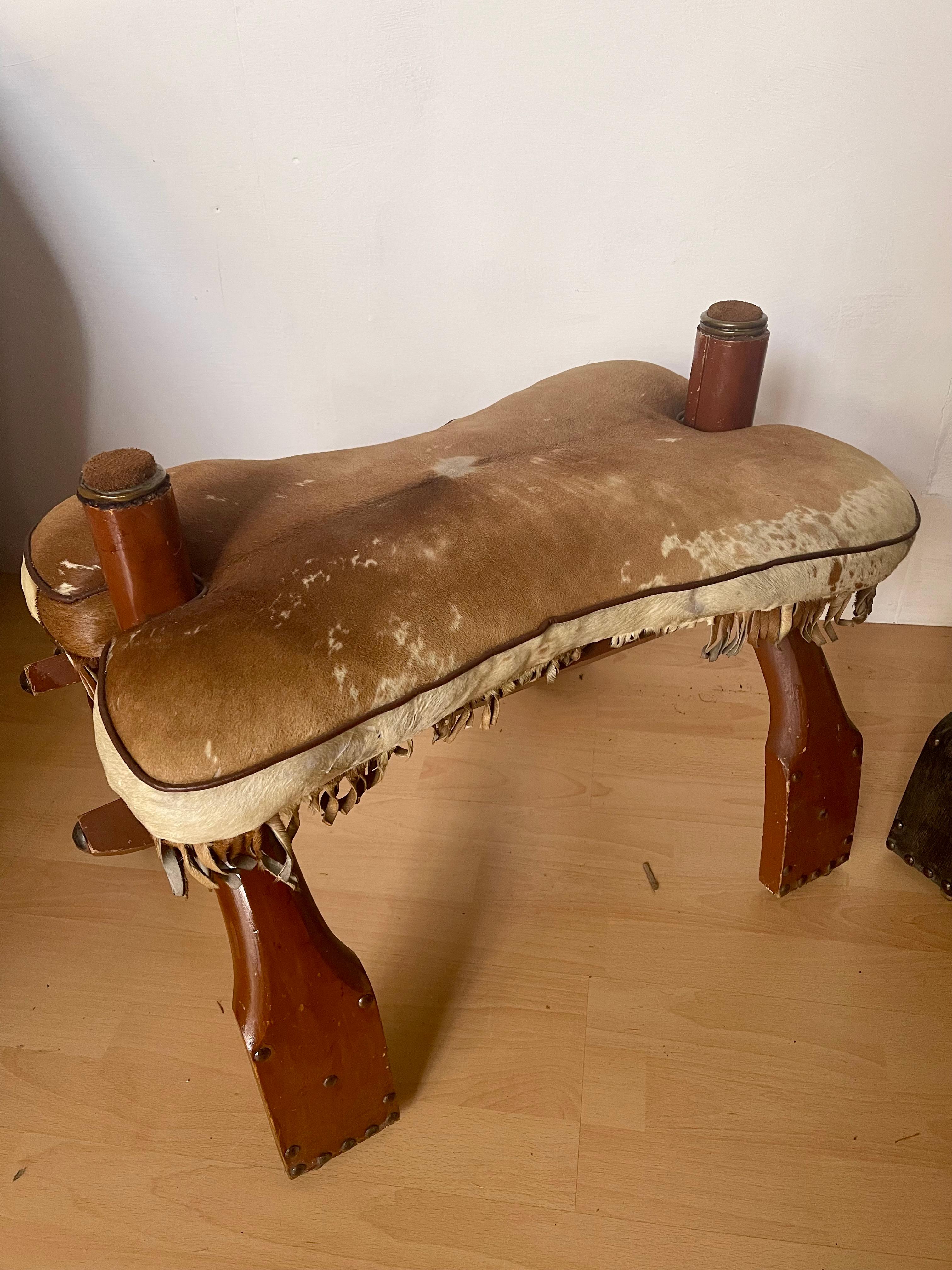 Italian Bellissima coppia di sgabelli italiani in pelle naturale degli anni '40 in vendita