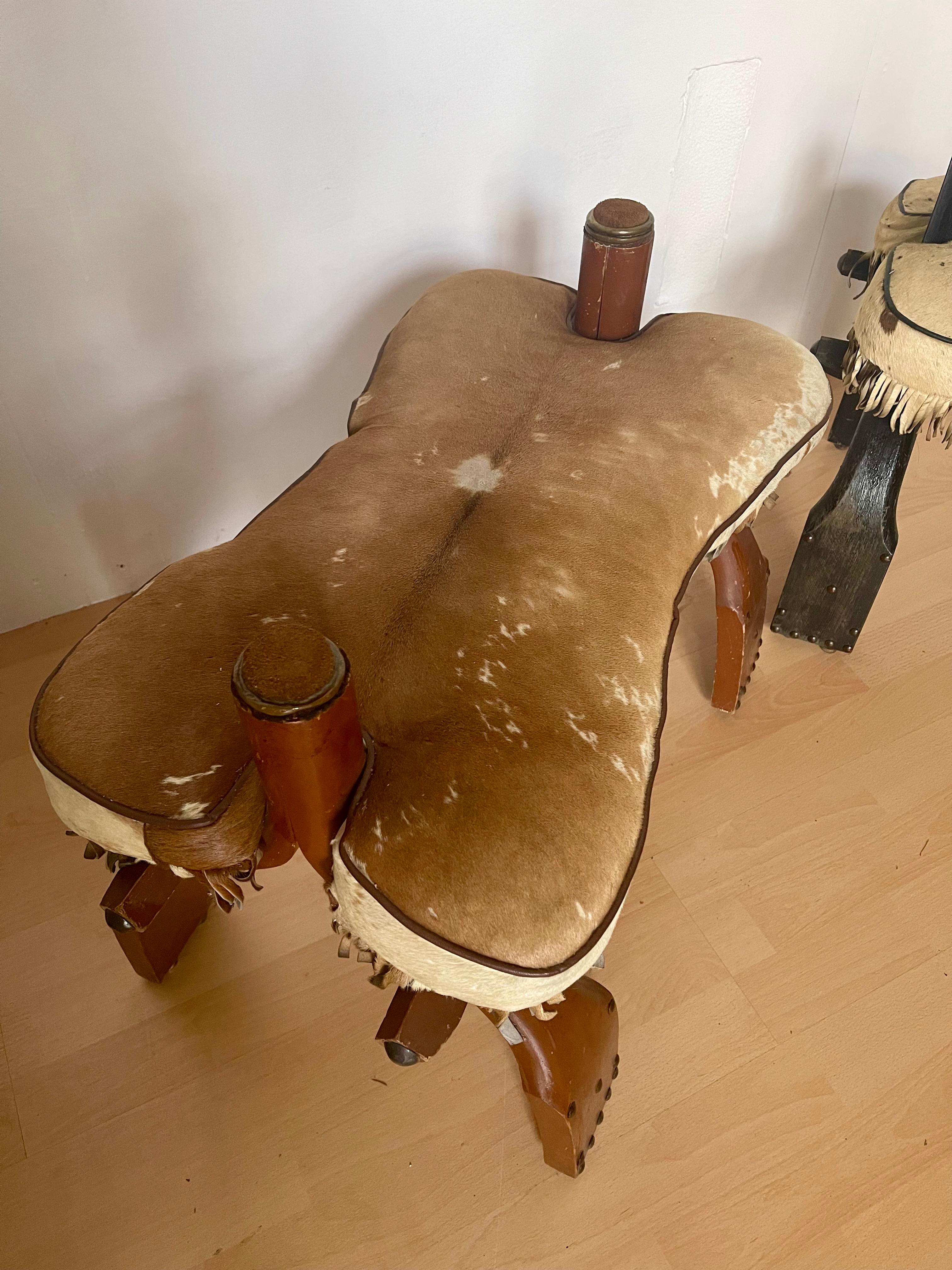 Fatto a mano Bellissima coppia di sgabelli italiani in pelle naturale degli anni '40 in vendita
