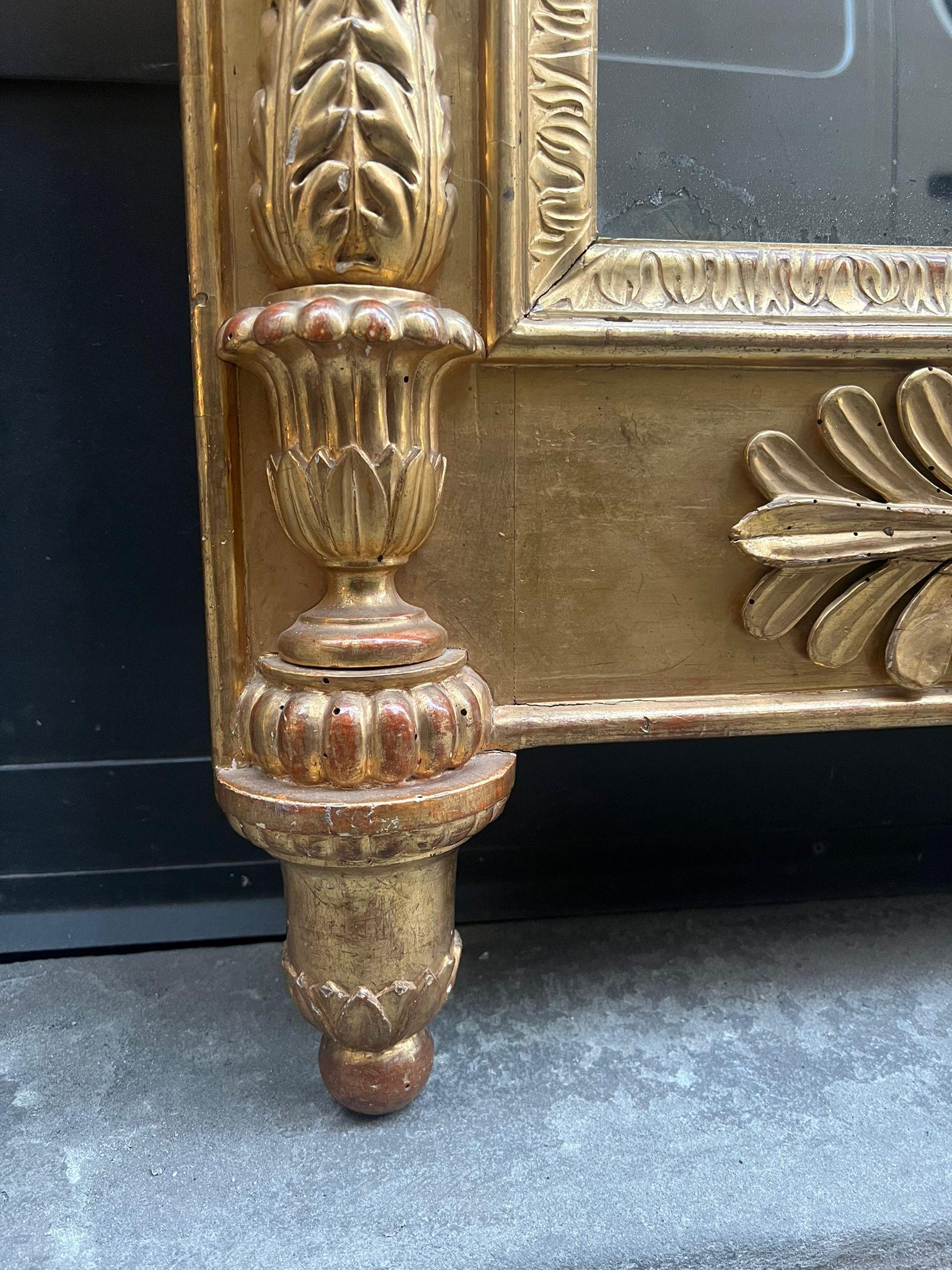 Bellissima specchiera in legno dorato ad oro zecchino con fregi e cimasa.

Estremamente ricchi sono gli intagli. 

Specchio originale, XIX secolo, Italia centrale.

Dimensioni: 7x84x163 cm 