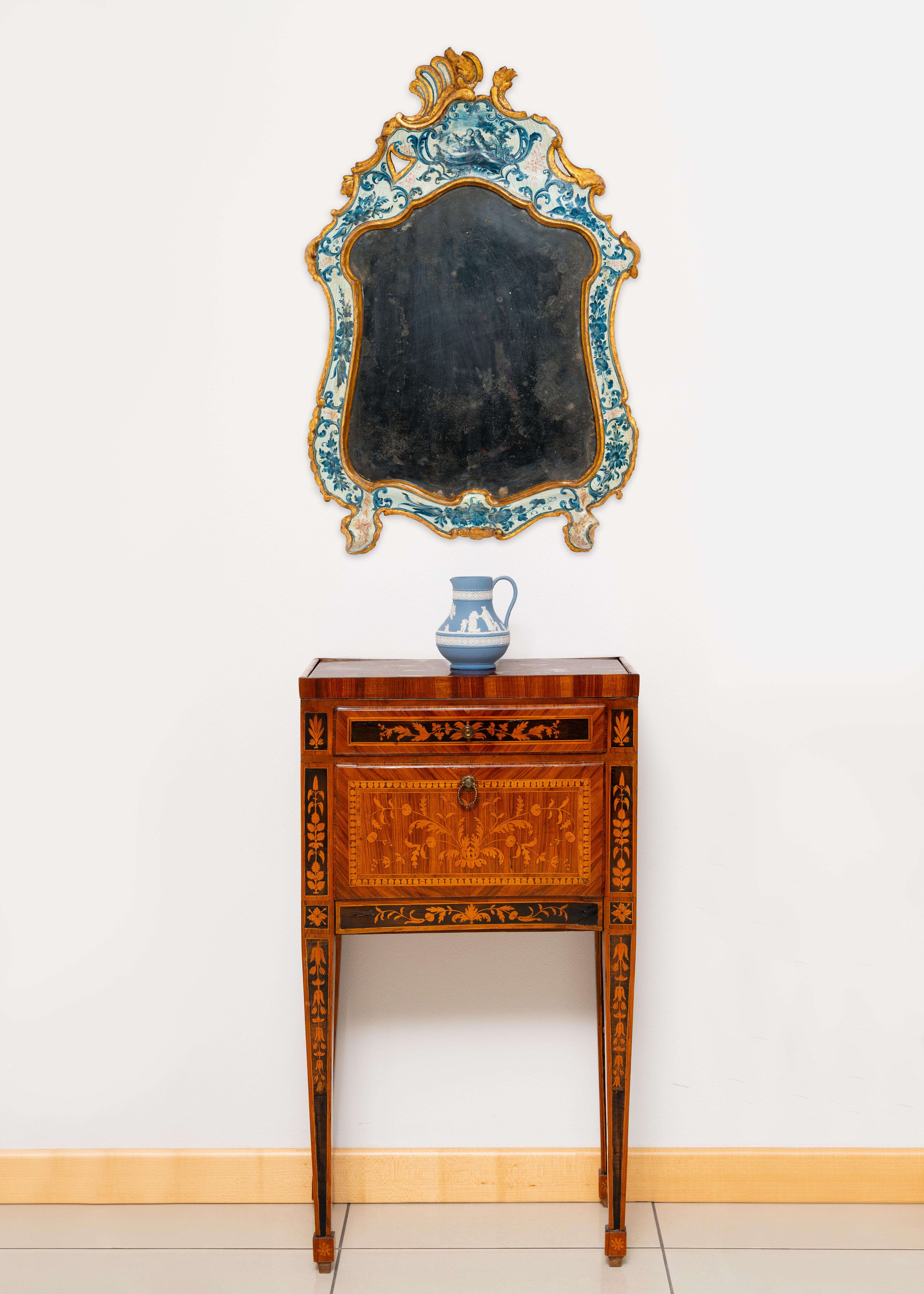 Gilt Beautiful Venetian mirror made of lacquered and gilded wood.