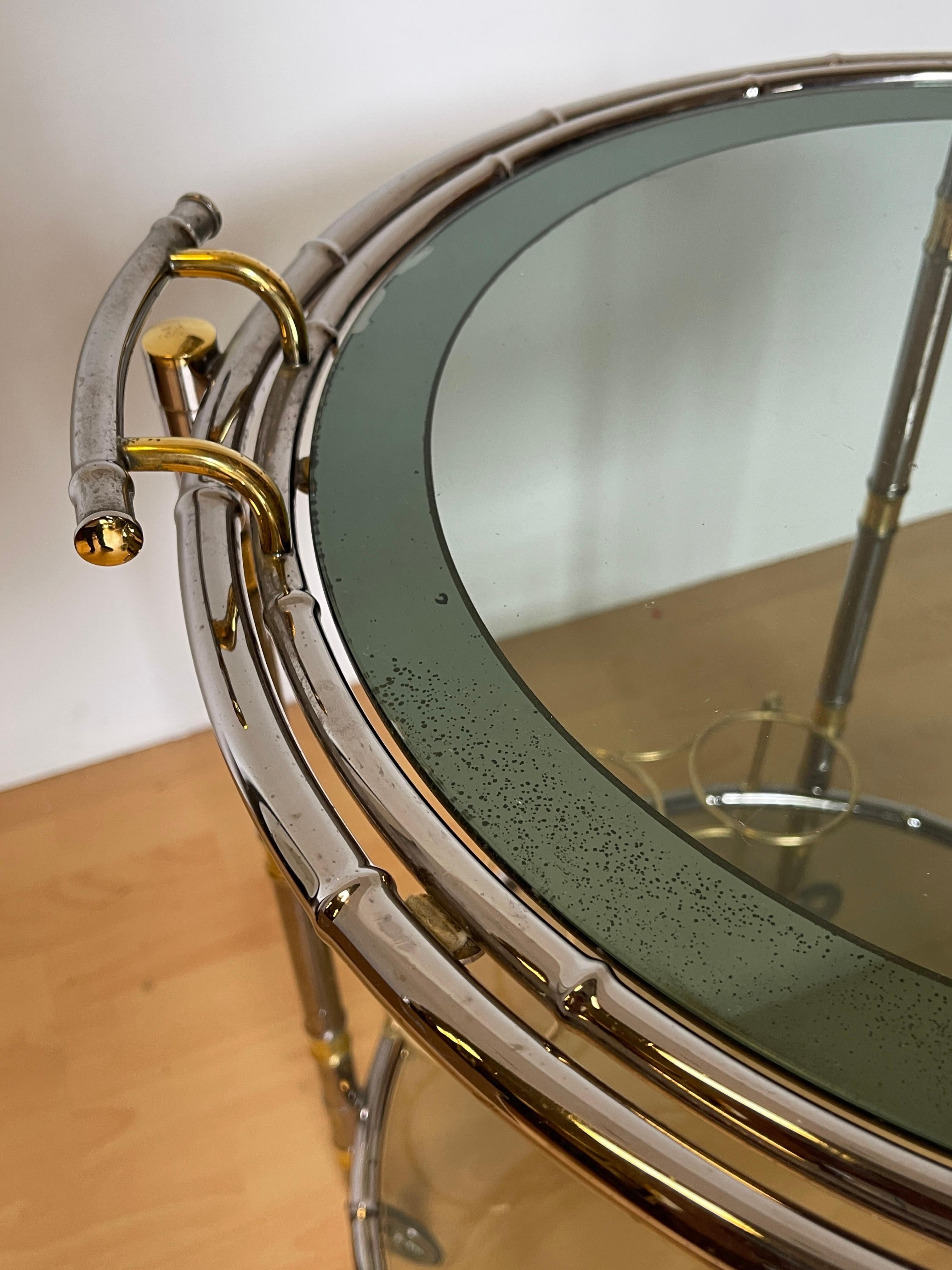 Magnifique chariot de bar en métal argenté et verre avec détails dorés, 20e siècle en vente 2