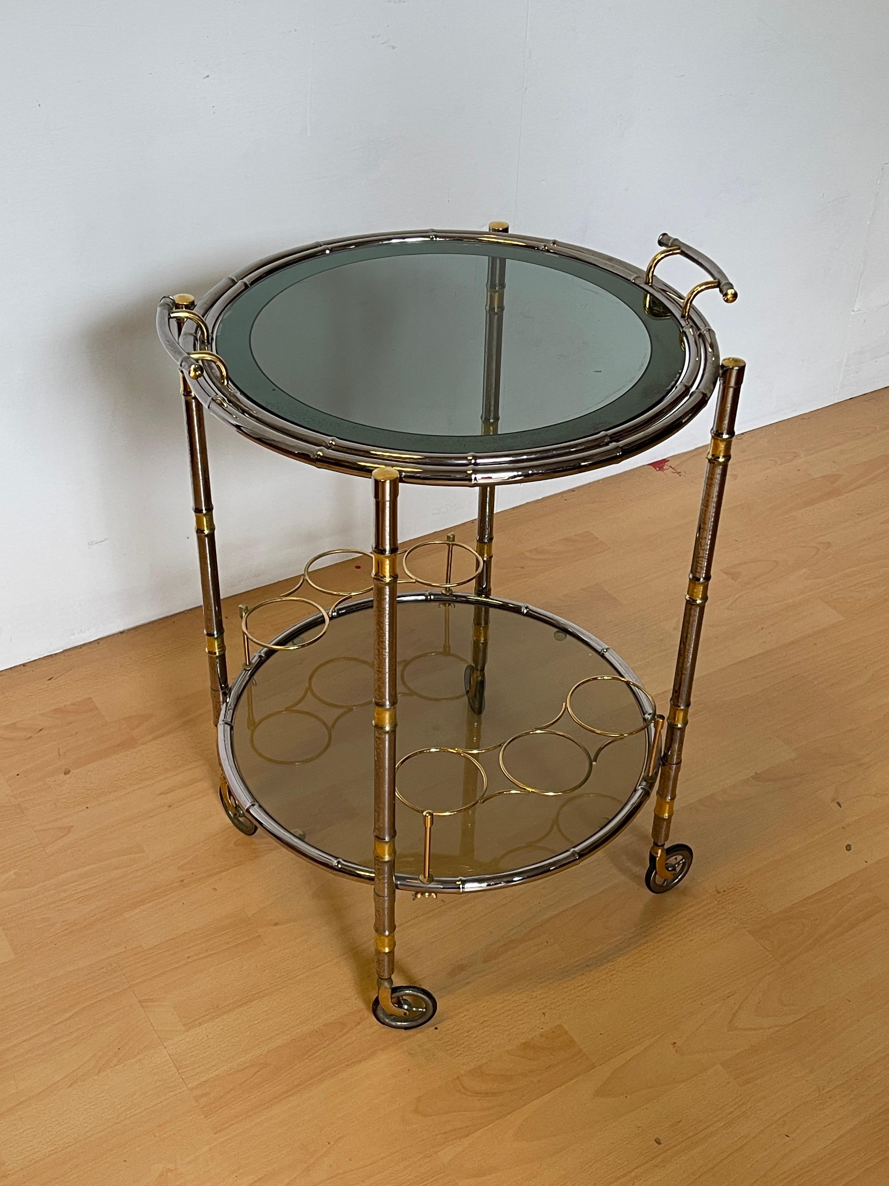 Néoclassique Magnifique chariot de bar en métal argenté et verre avec détails dorés, 20e siècle en vente