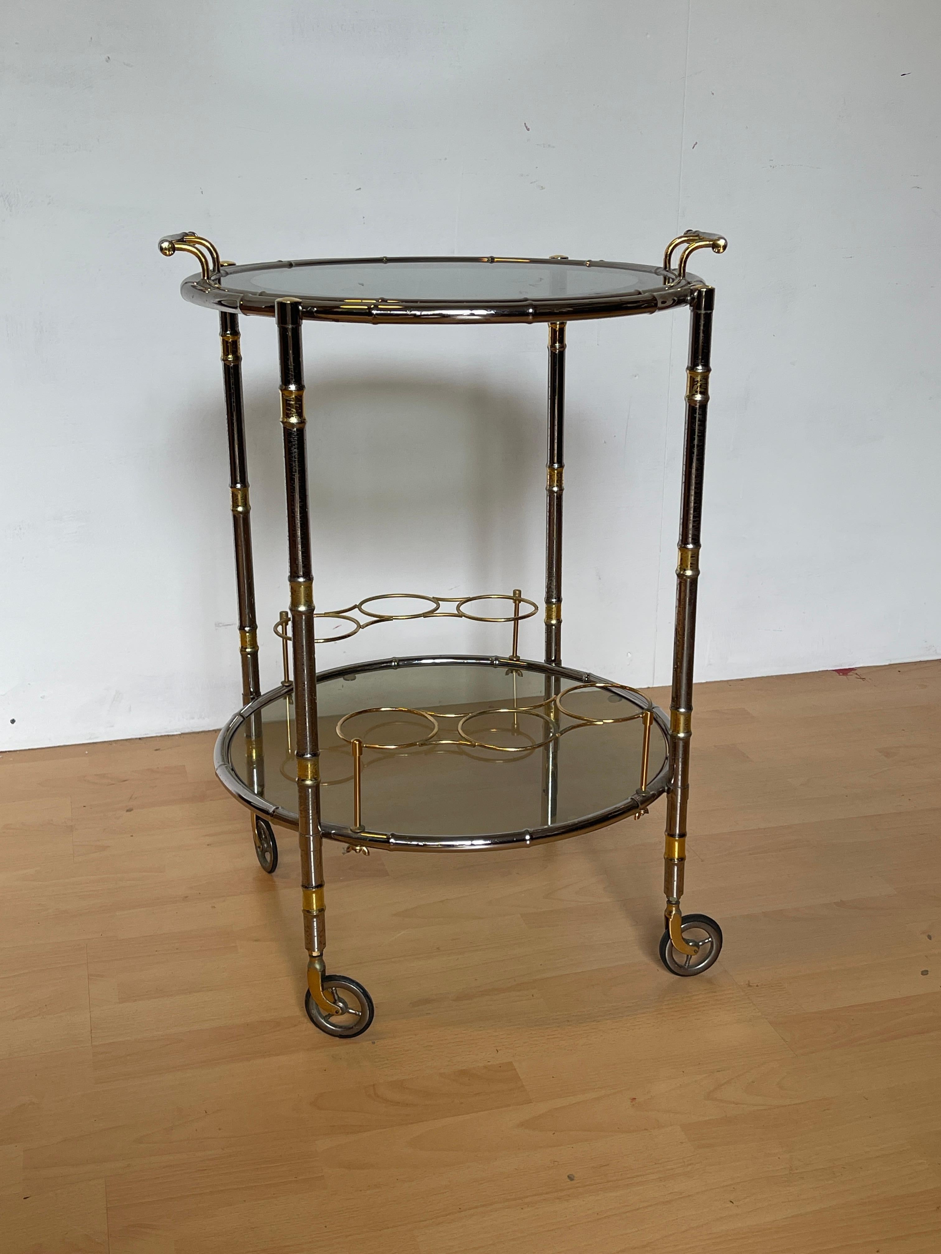 Italian Magnifique chariot de bar en métal argenté et verre avec détails dorés, 20e siècle en vente