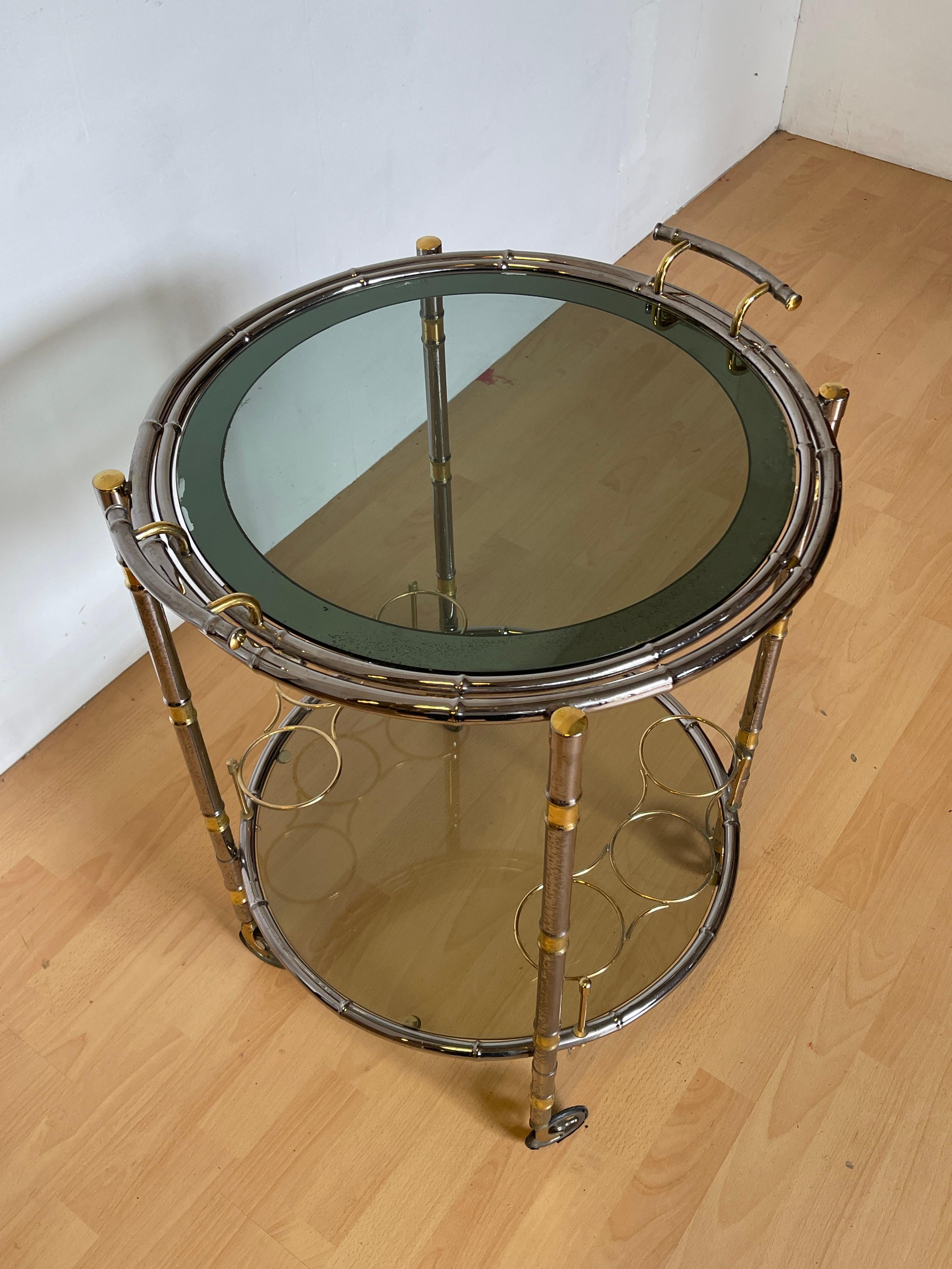 20th Century Magnifique chariot de bar en métal argenté et verre avec détails dorés, 20e siècle en vente