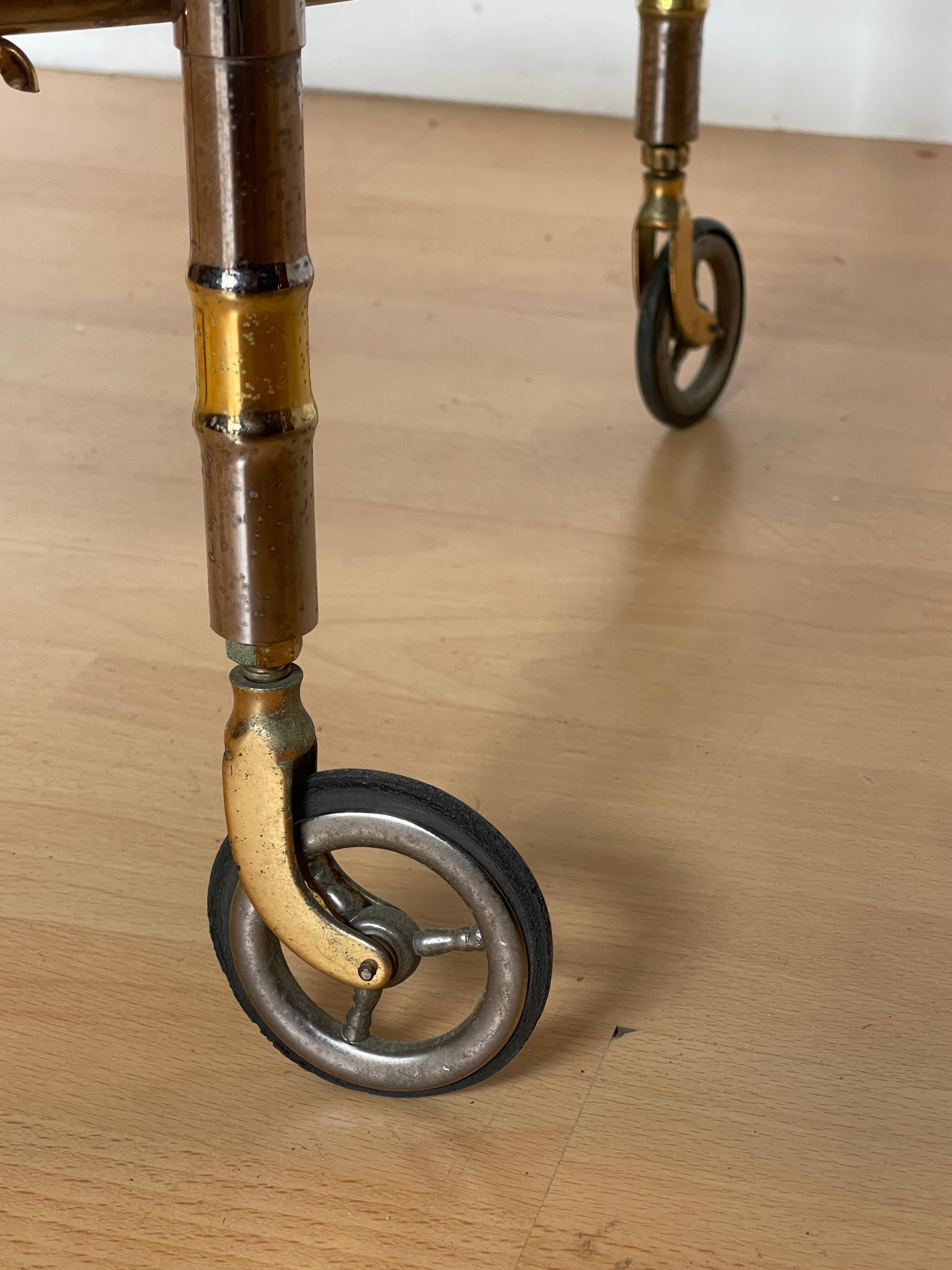 Métal Magnifique chariot de bar en métal argenté et verre avec détails dorés, 20e siècle en vente