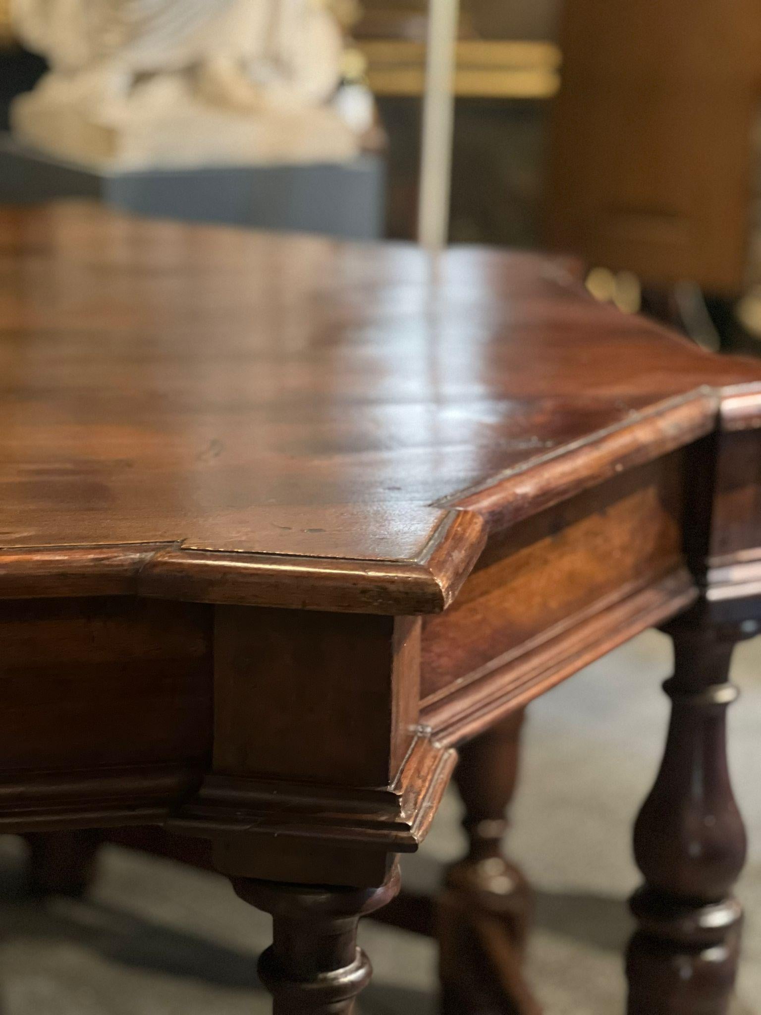 Raro tavolo a forma ottagonale con gambe tornite, in legno di noce ed abete. Italia centrale, XVII secolo. 

Il tavolo presenta, nella sua semplicità, una serie di caratteristiche stilistiche molto curate. Lo si vede dalla forma, dalle sue cornici,