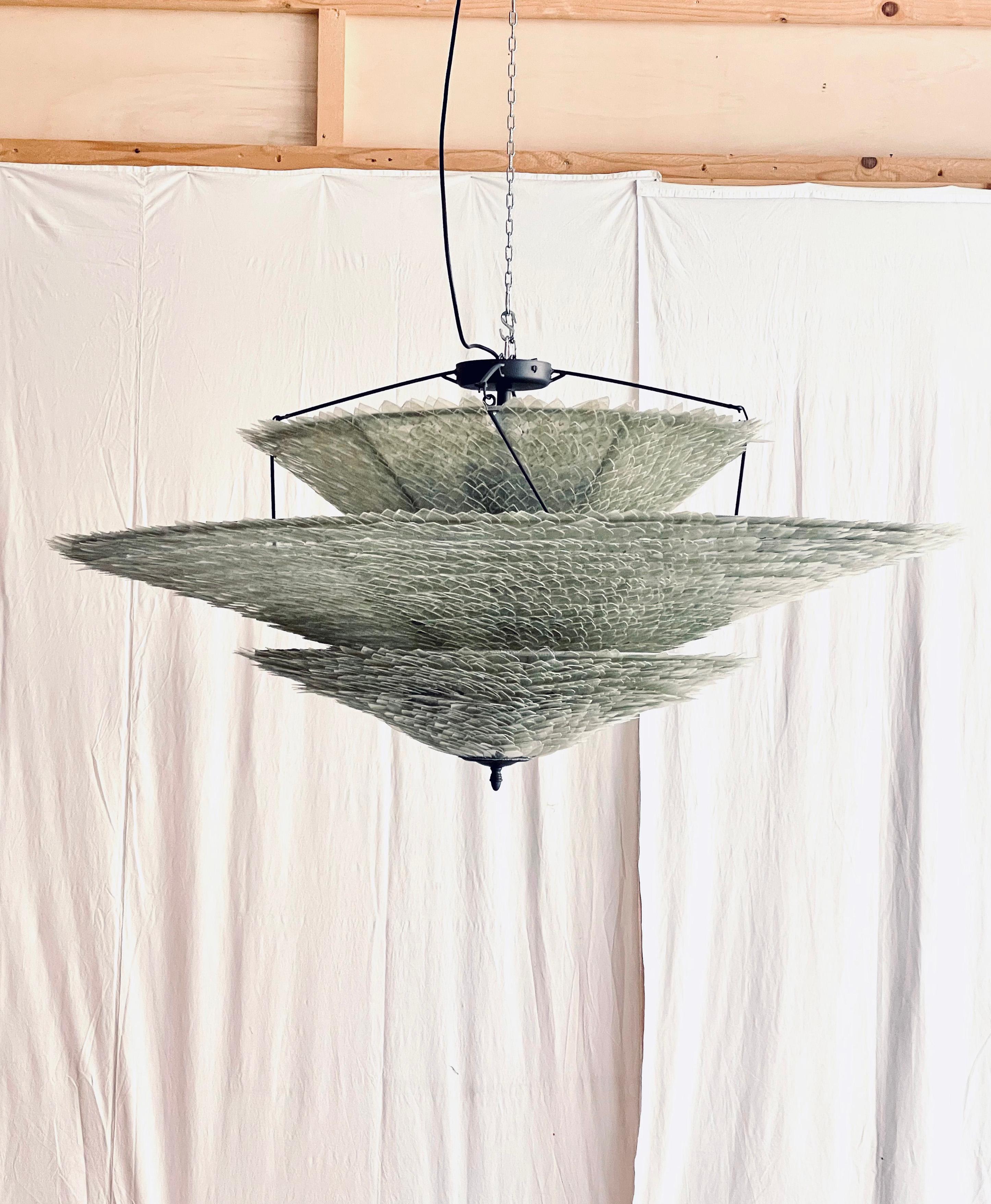 Bello Mio! Lampadario di Valentina Giovando
Dimensioni: D 125 x H 50 cm.
Materiali: Ferro, fibra di vetro, rete di ferro galvanizzata.   

Valentina Giovando, vive e lavora a Sarzana, in Liguria, e da oltre 20 anni si dedica alla produzione di un