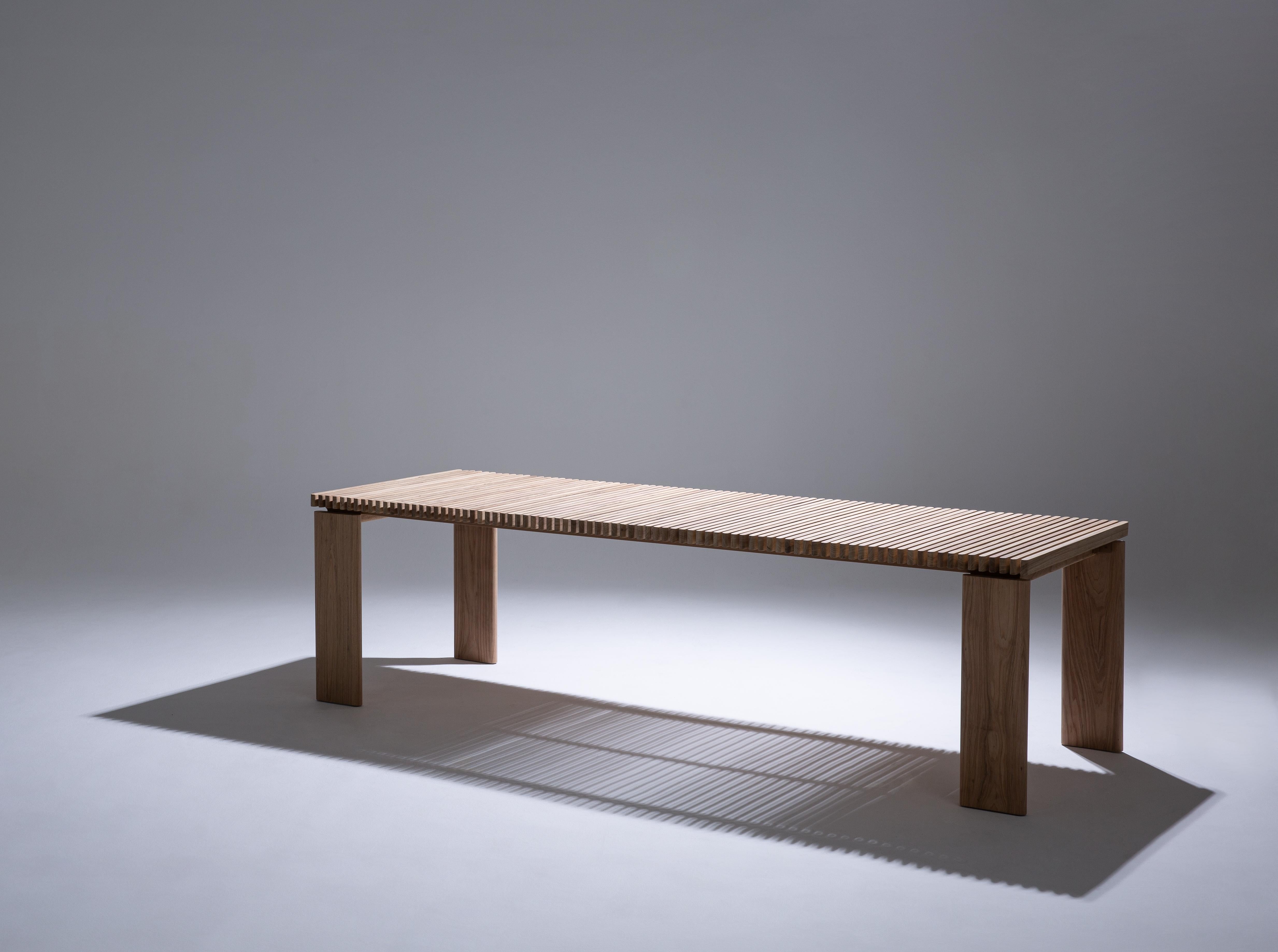 Il tavolo da esterno Bello è un'espressione raffinata del moderno design da esterno, realizzato in legno massello di teak di prima qualità e proveniente da fonti sostenibili, noto per la sua durata e la sua naturale resistenza agli elementi.