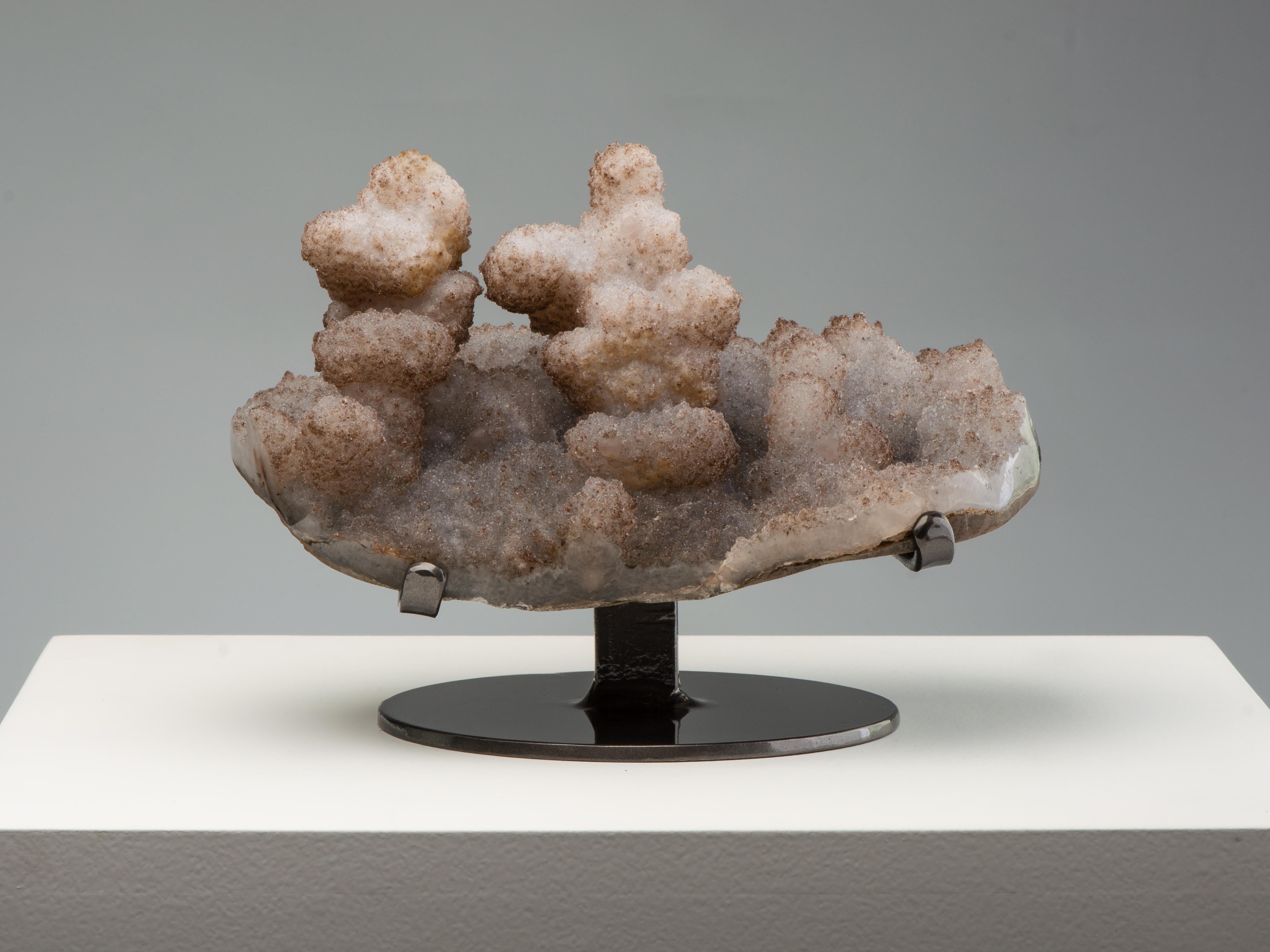 Une belle formation de plusieurs stalactites recouvertes d'une épaisse bordure de..
le quartz blanc. L'épais quartz se bordait lui-même couvert de transparents et de
druze brune par endroits. Le tout ressemblant à un nuage de fumée mugissant
et