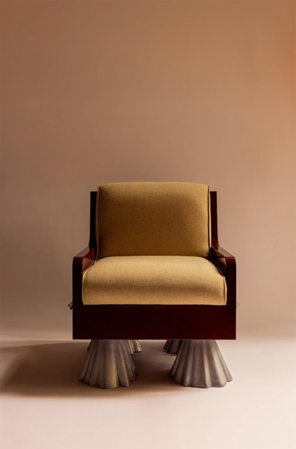 Cada pieza de la colección Bells and Whistles -mesa de café, sillón, mueble, aplique y lámpara de sobremesa- tiene cajones ocultos, que crean un elemento de sorpresa y descubrimiento. Los pomos, fundidos en aluminio y con forma de silbatos en