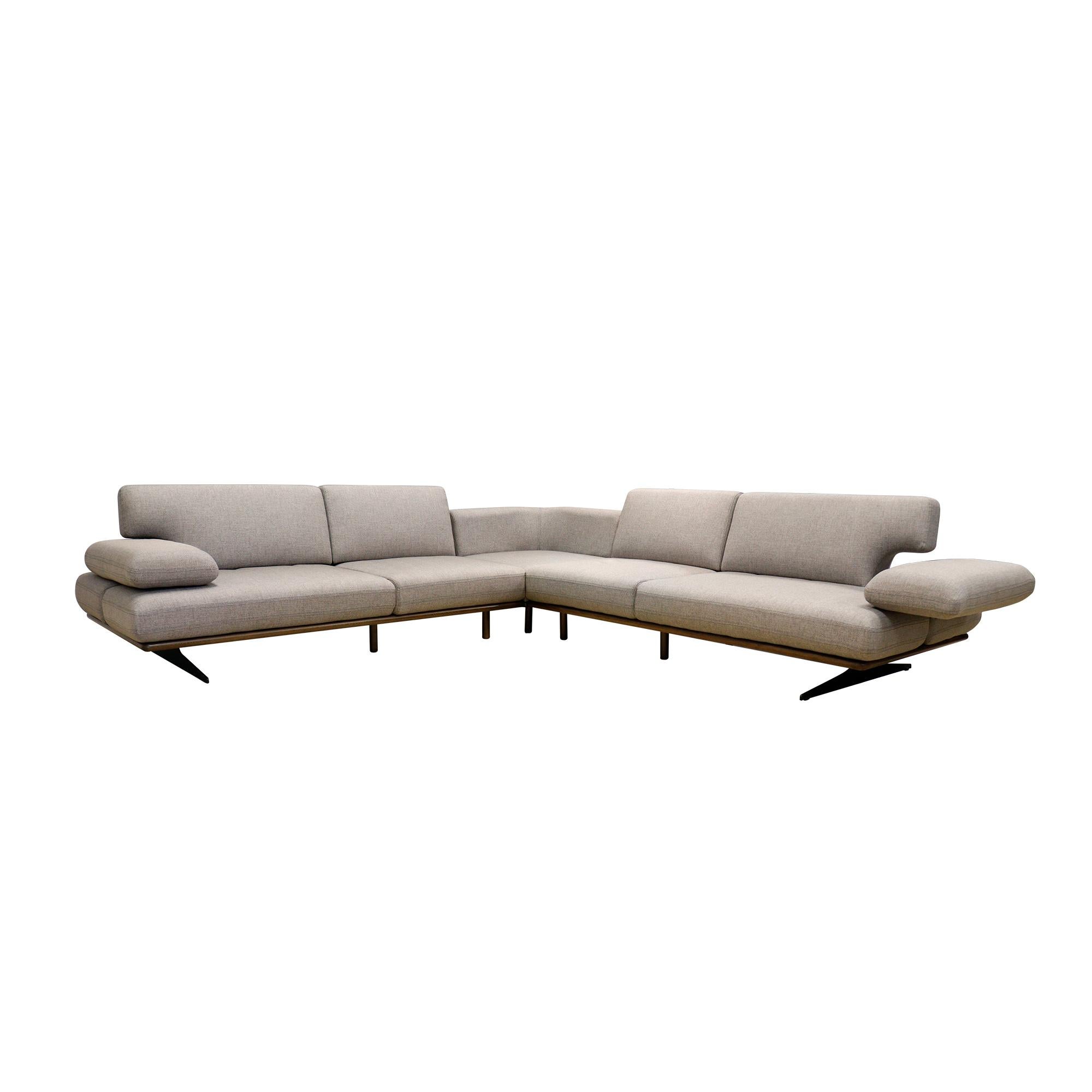 Wir stellen Ihnen unser beeindruckendes Belluno Sofa vor, ein elegantes, modernes Sektionssofa, das ebenso vielseitig wie stilvoll ist. Dieses flache, ausziehbare Sofa verfügt über glatte, flügelartige Arm- und Rückenlehnen, die sich einzeln