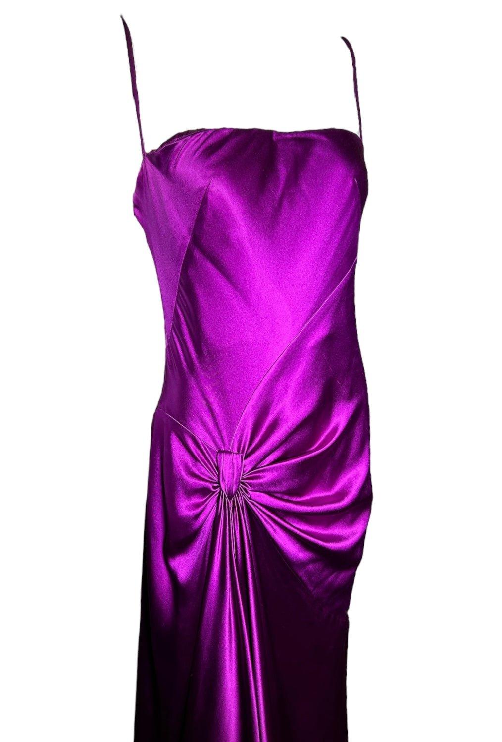 ¿No es de extrañar que la princesa Diana eligiera a la diseñadora Bellville Sassoon como una de sus compañeras de vestuario? Este vestido absolutamente increíble de satén de seda en tono joya es una reluciente piedra preciosa de belleza. Cada