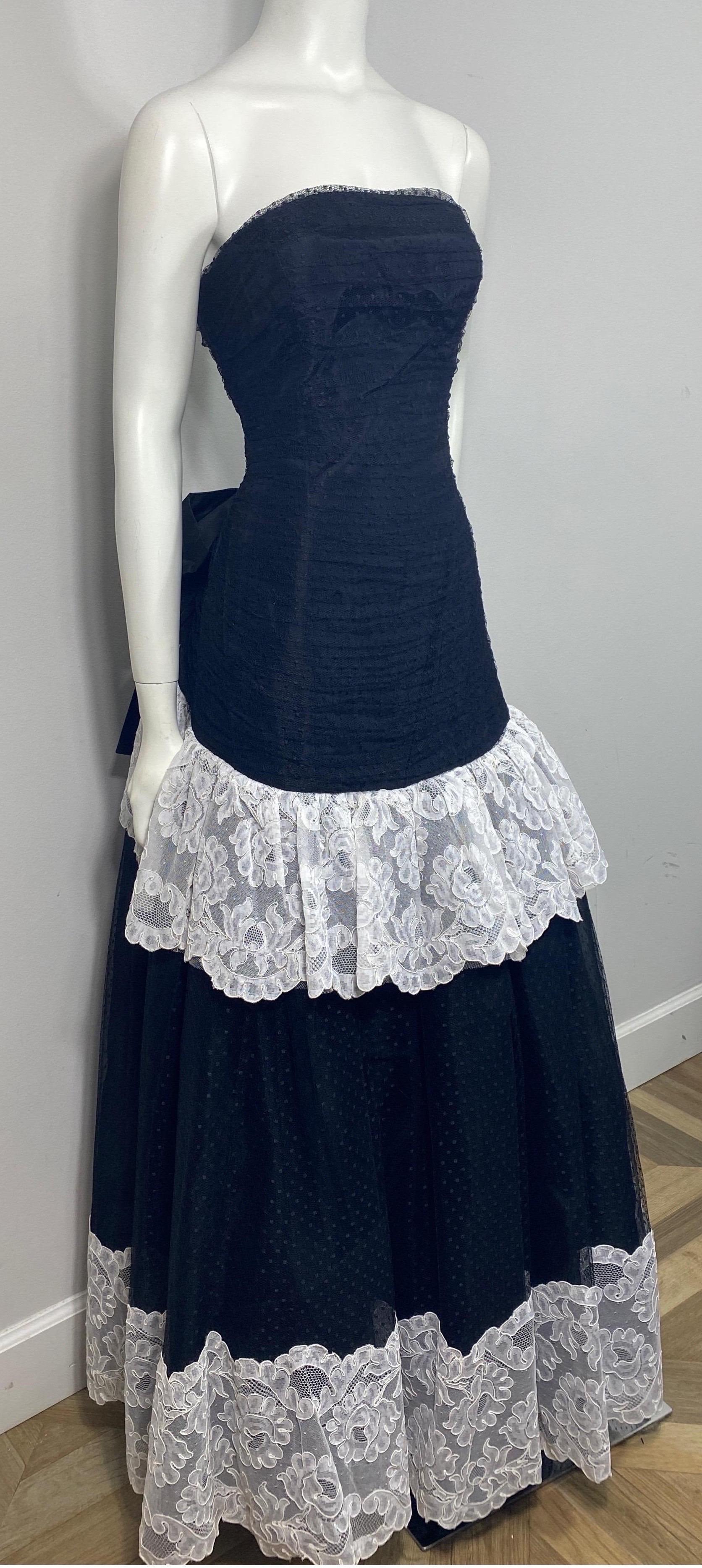 Bellville Sassoon Late 1980’s Black and White Point D’Esprit Gown - Size 8 In Excellent Condition For Sale In West Palm Beach, FL